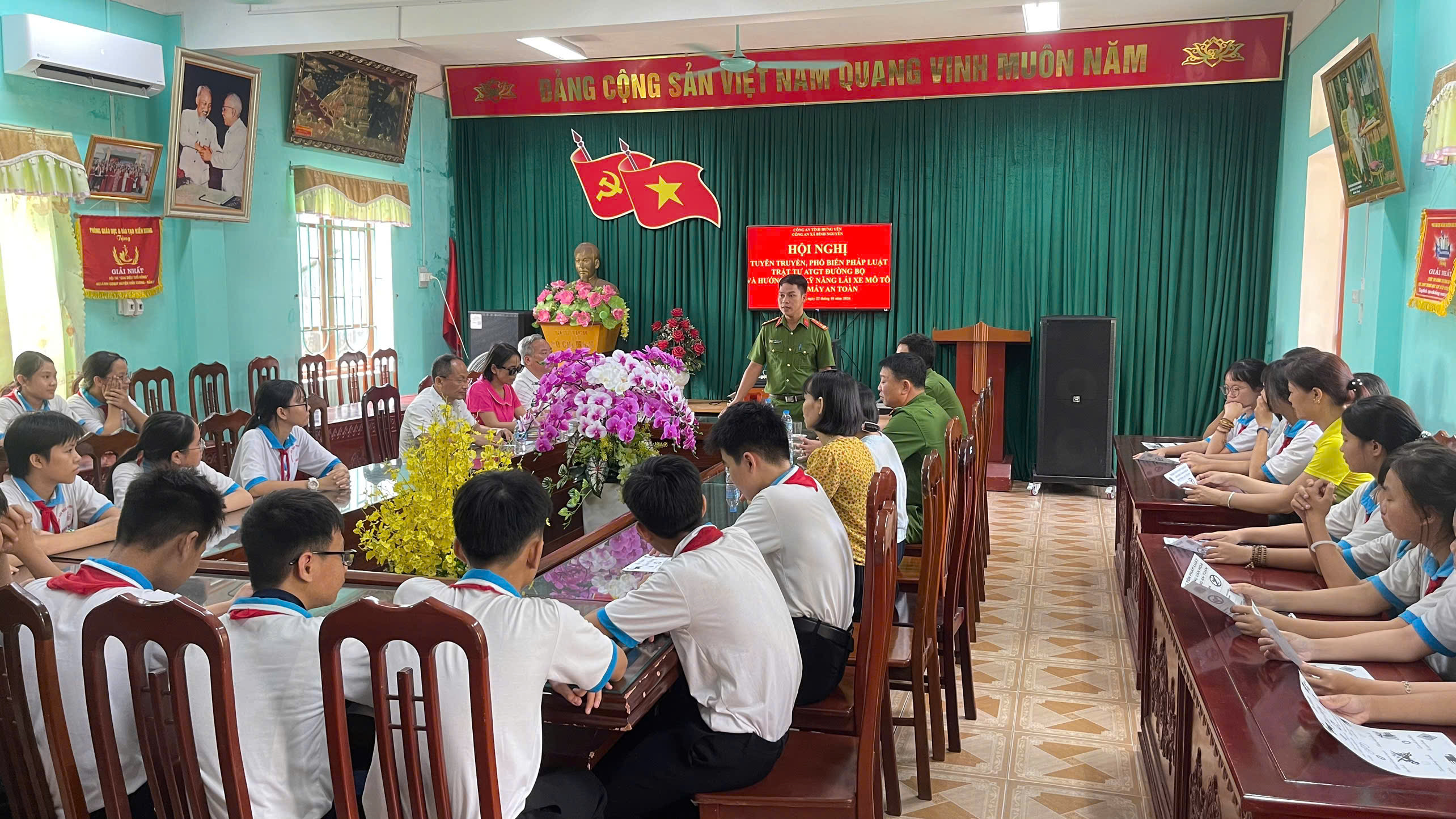 Công an xã Bình Nguyên tuyên truyền pháp luật trật tự an toàn giao thông đường bộ và hướng dẫn kỹ năng lái xe mô tô, xe gắn máy an toàn.