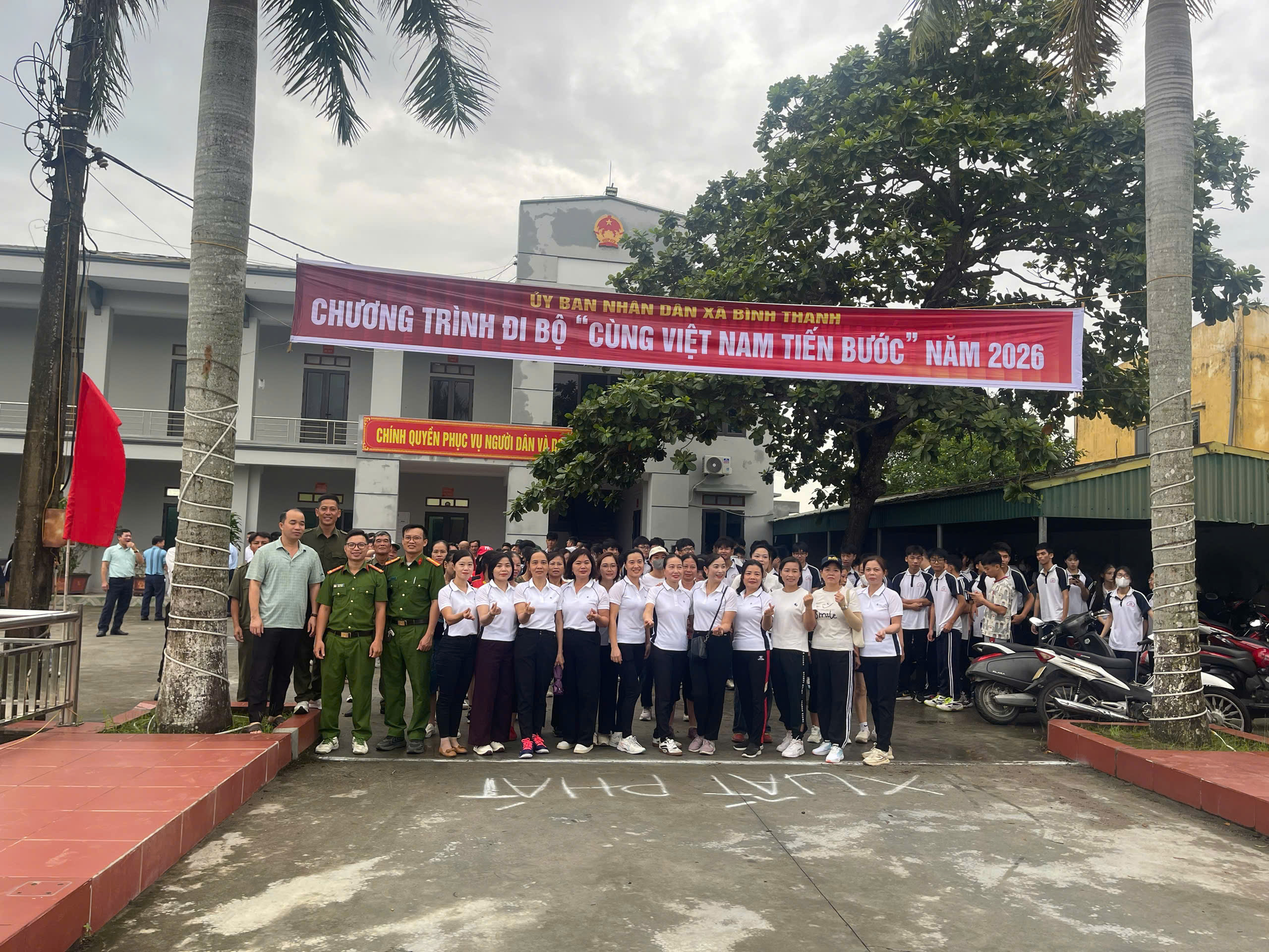 CÔNG AN XÃ BÌNH THANH SÔI NỔI HƯỞNG ỨNG VÀ BẢO ĐẢM AN TOÀN CHO CHƯƠNG TRÌNH ĐI BỘ 