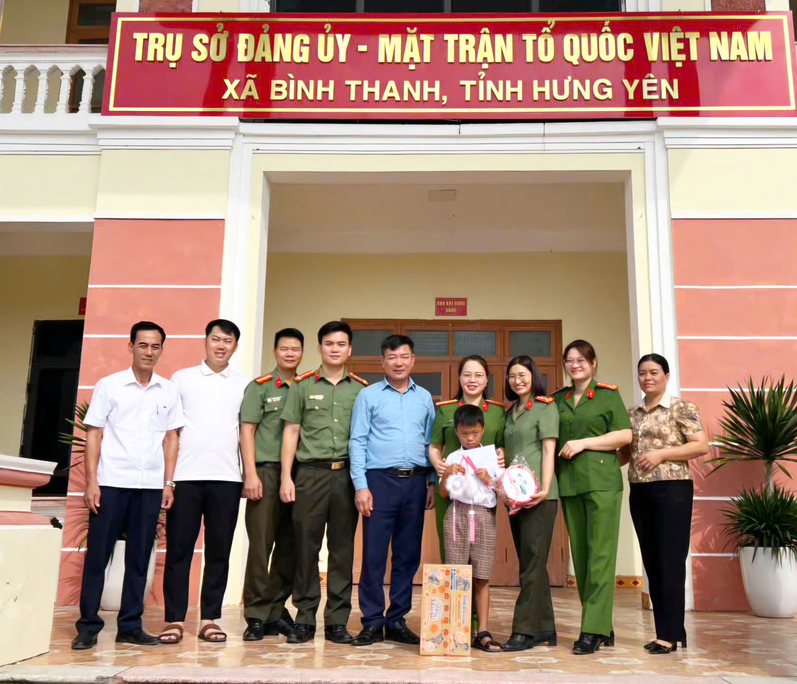 Công an xã Bình Thanh trao quà Trung thu và chế độ nuôi dưỡng quý III cho trẻ em có hoàn cảnh khó khăn