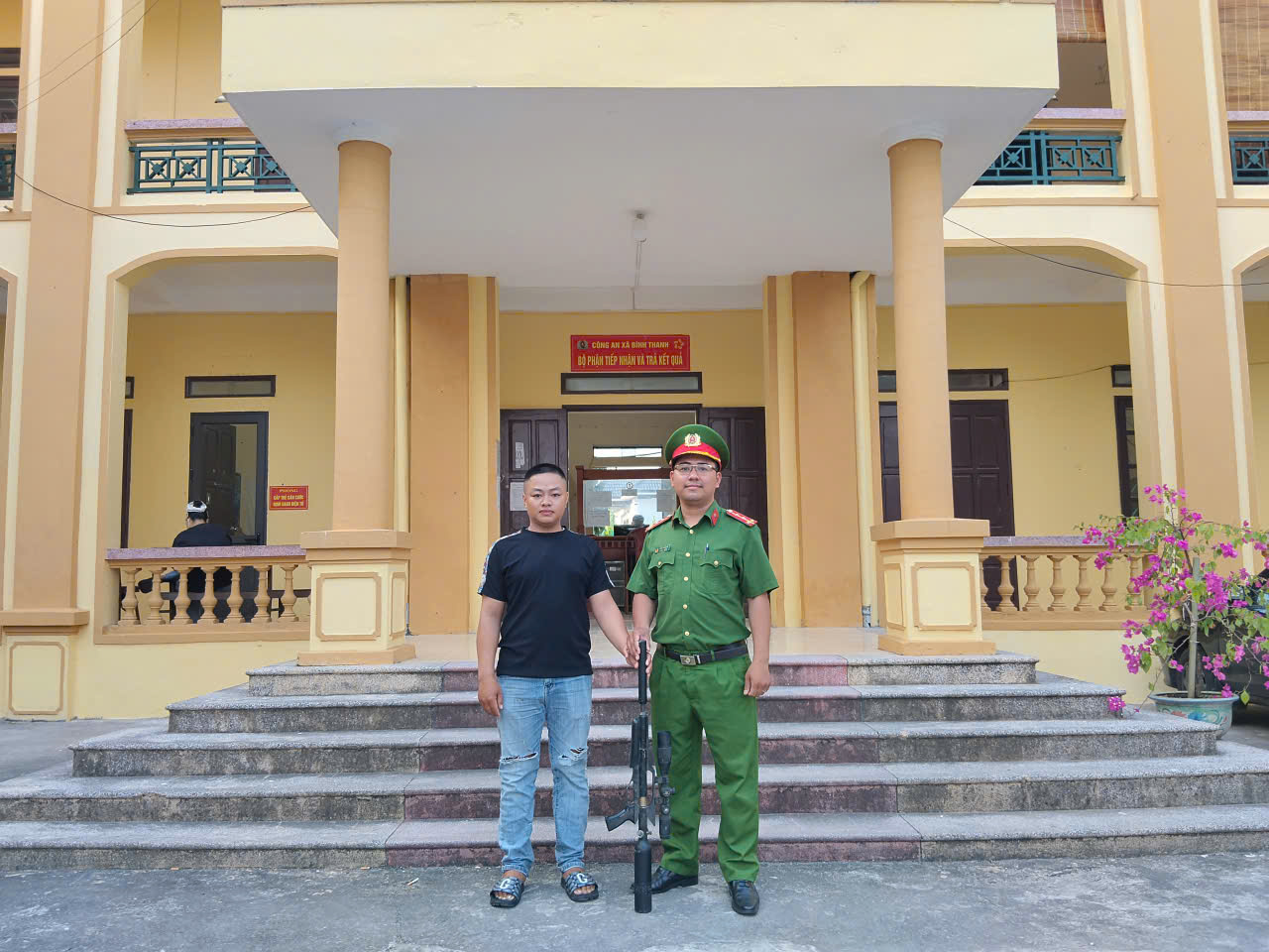 Công an xã Bình Thanh vận động người dân giao nộp vũ khí tự chế