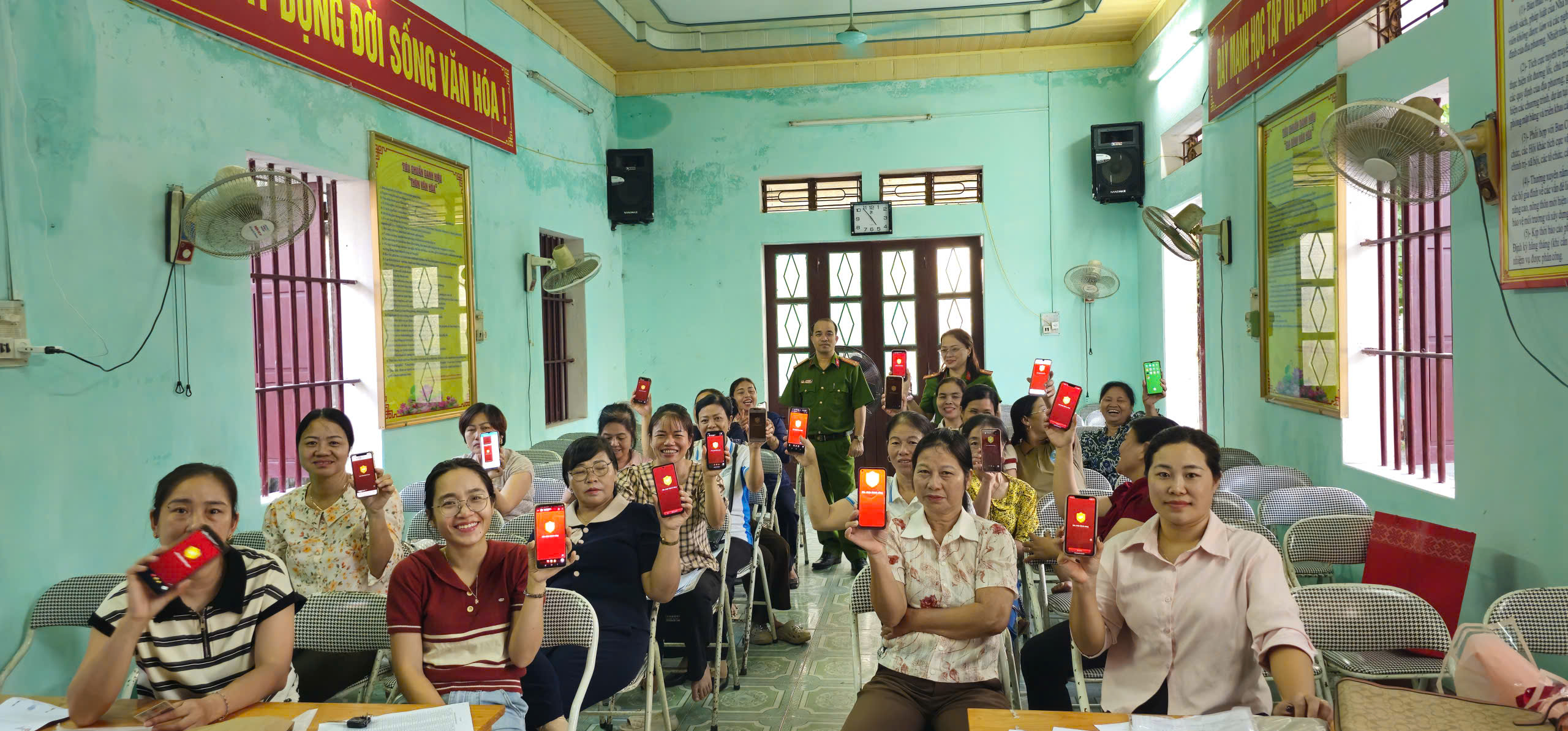 Công an xã Bình Thanh phối hợp Hội Phụ nữ xã tuyên truyền, hướng dẫn người dân tích hợp thông tin an sinh xã hội và 05 loại giấy tờ cơ bản trên VNeID theo Nghị quyết số 66.22/2026/NQ-CP