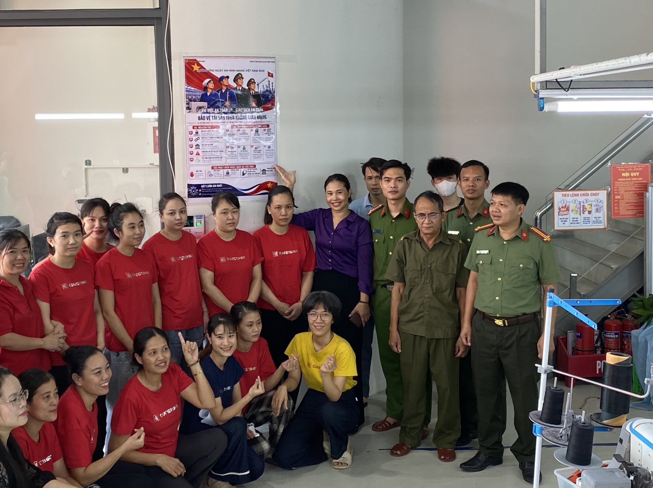 Công an xã Châu Ninh tuyên truyền phòng, chống lừa đảo trên không gian mạng cho người lao động