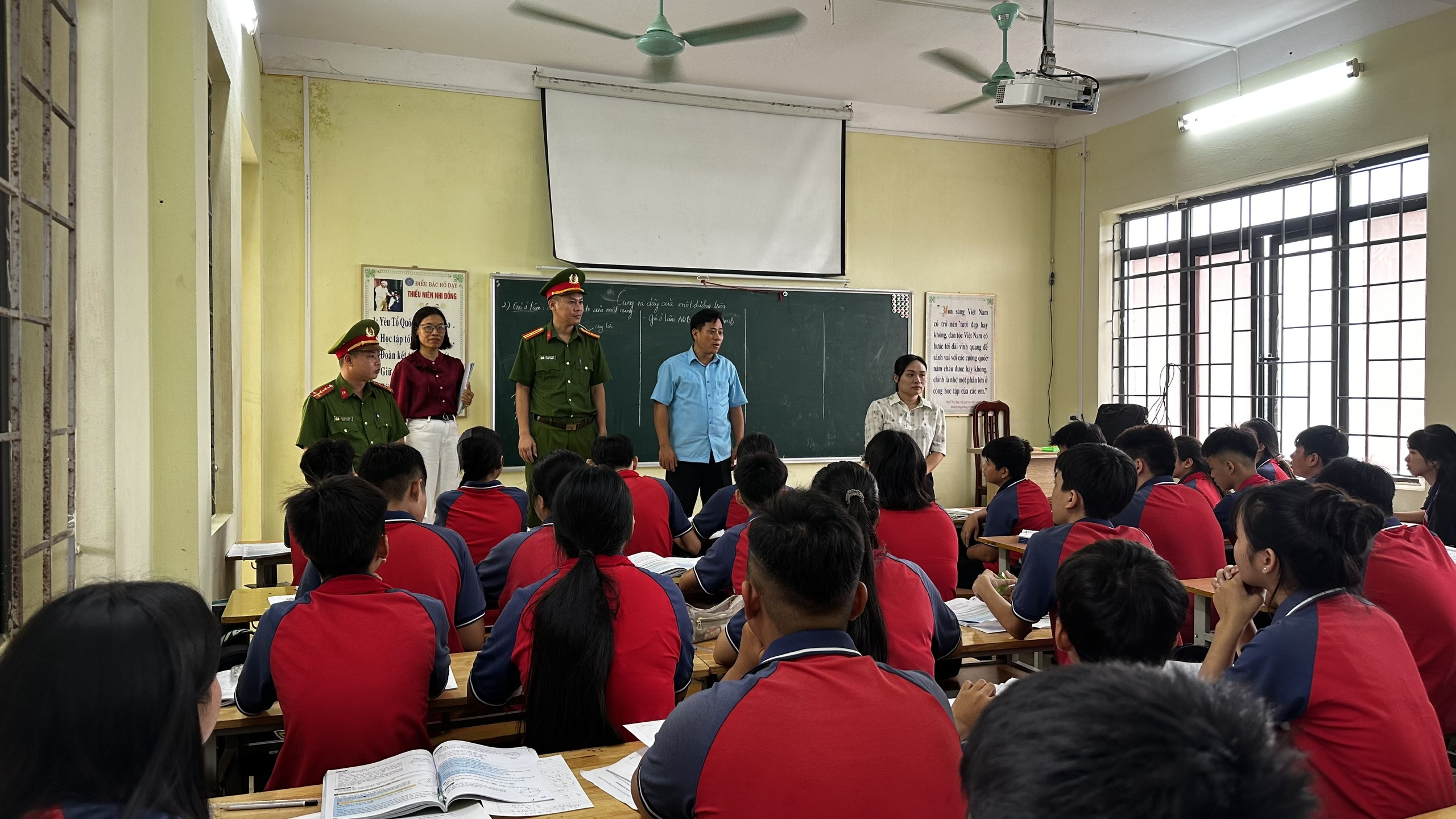 Công an xã Châu Ninh tăng cường phòng ngừa bạo lực học đường, kiểm tra việc chấp hành nội quy trường học