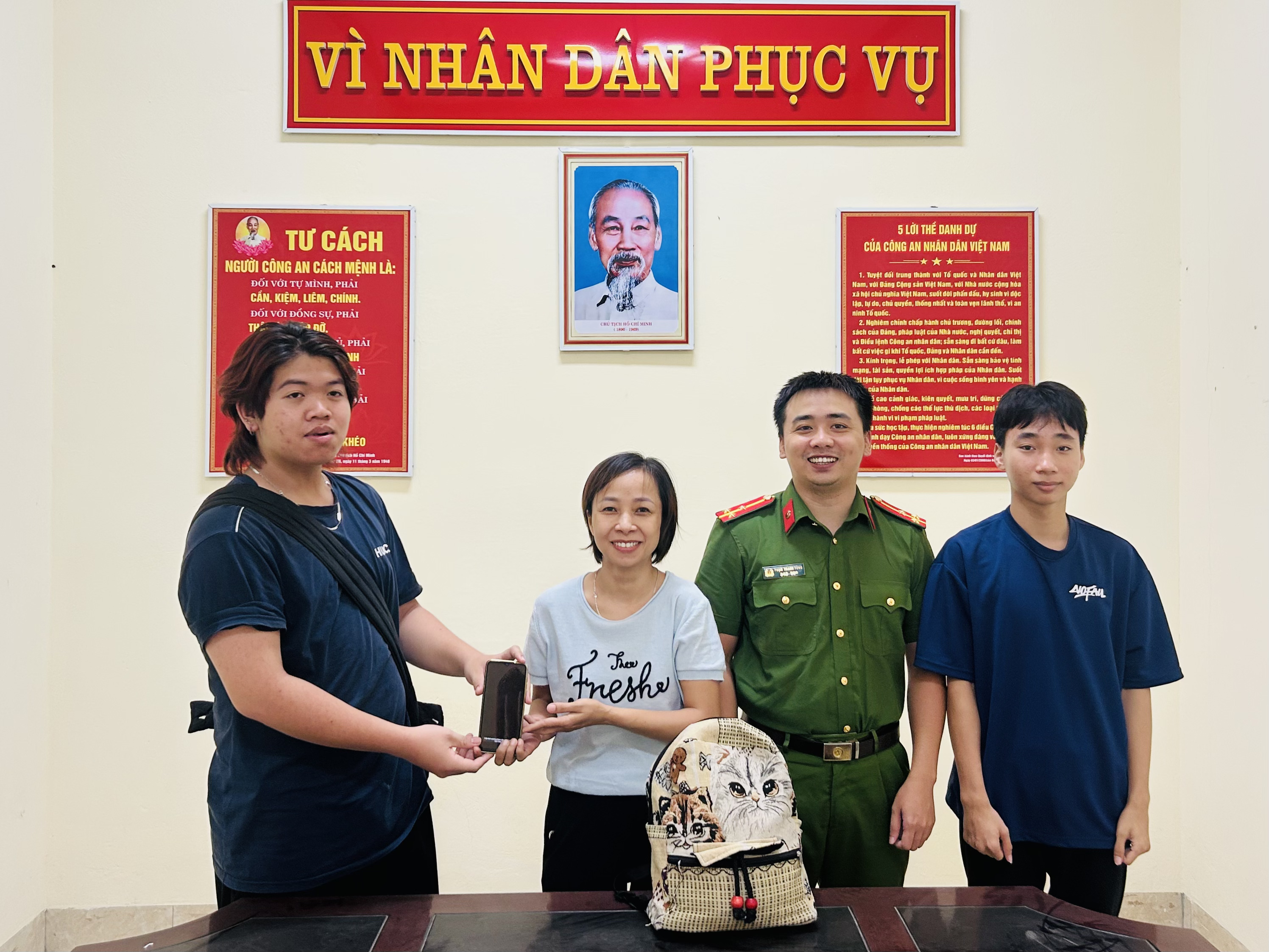 Công an xã Châu Ninh biểu dương sinh viên có hành động đẹp, trả lại tài sản cho người đánh rơi