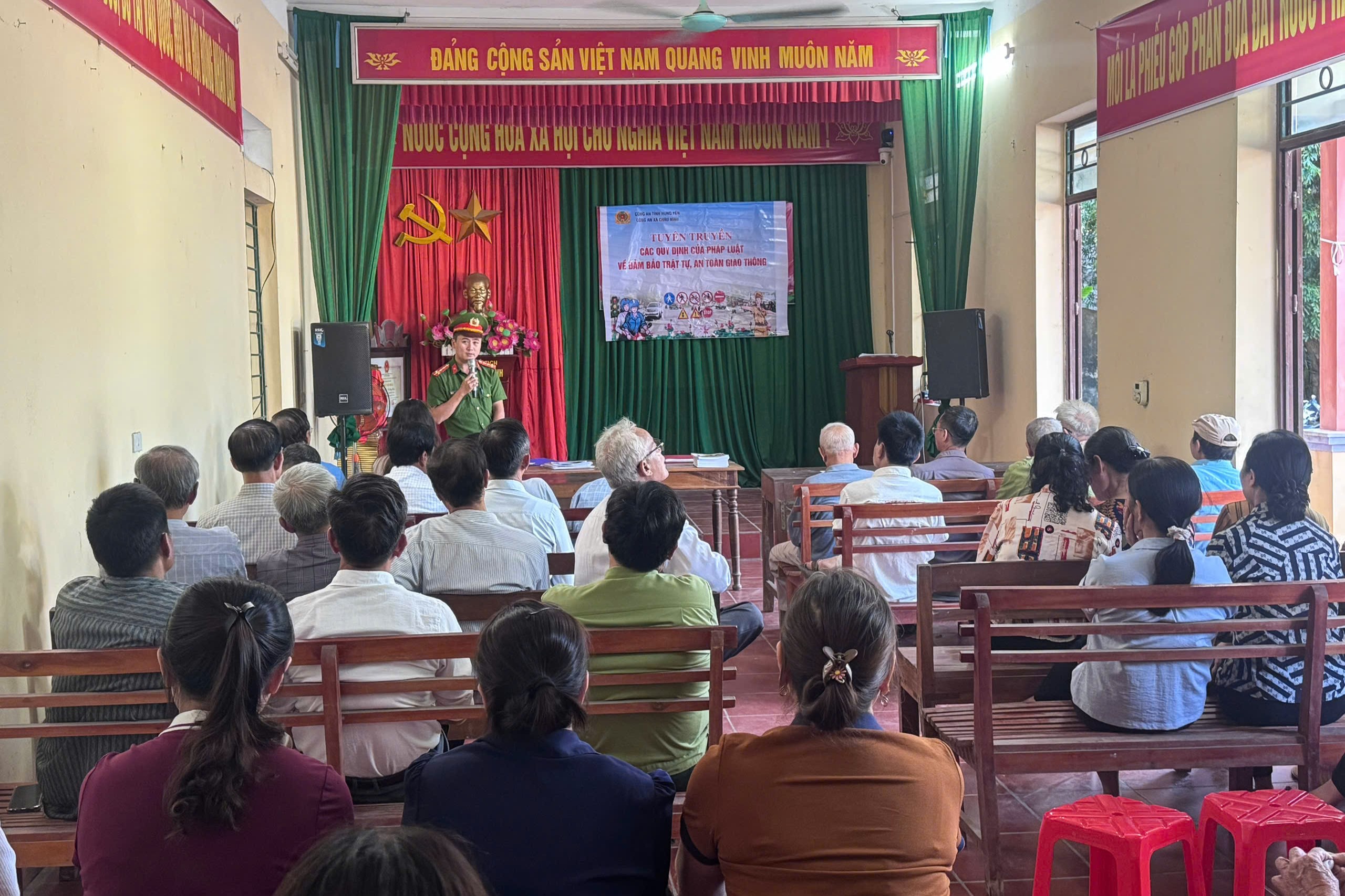 Công an xã Châu Ninh đẩy mạnh tuyên truyền, phổ biến pháp luật về trật tự, an toàn giao thông