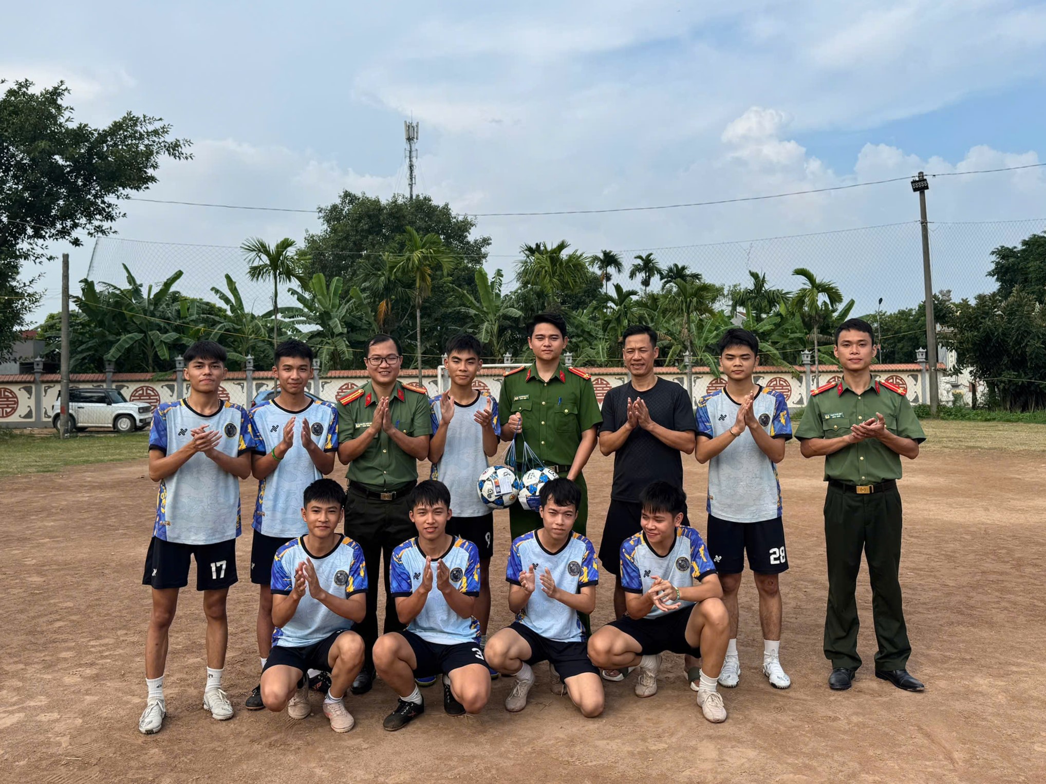 Công an xã Châu Ninh trao quà Trung thu, tiếp sức phong trào thể thao thiếu niên
