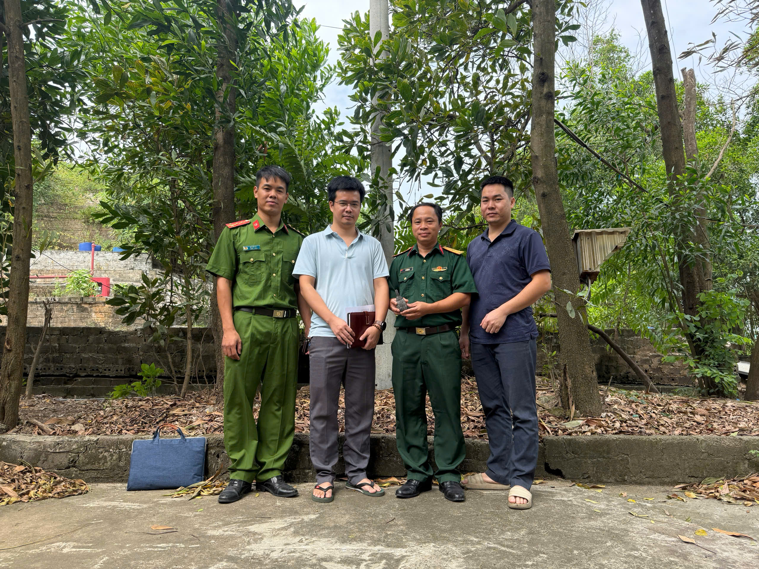 Công an xã Đại Đồng phối hợp Ban chỉ huy quân sự xã tiếp nhận, xử lý 01 quả lựu đạn