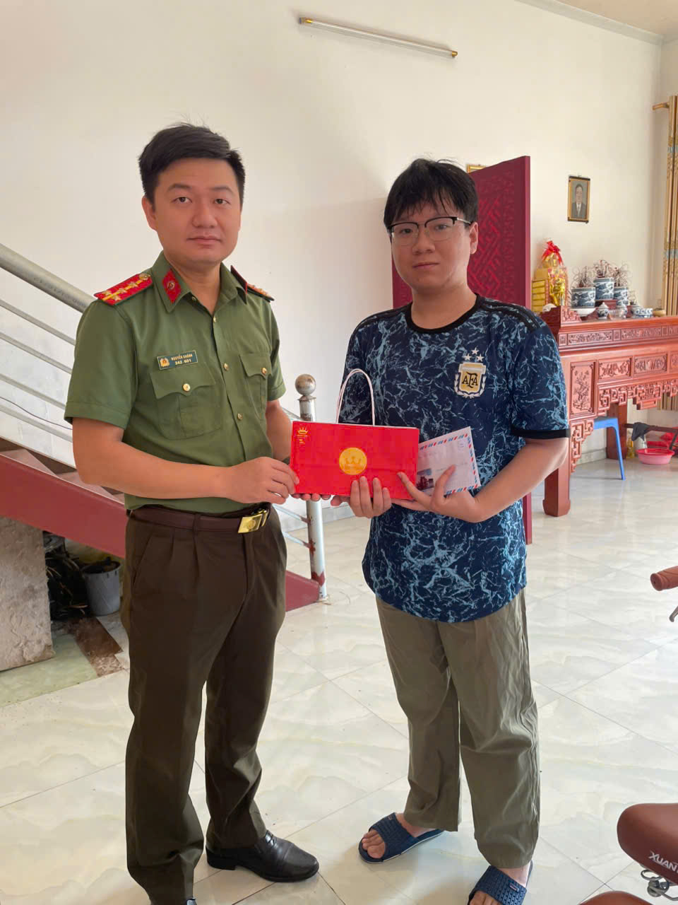 Công an xã Đại Đồng thăm và tặng quà Tết Trung thu học sinh giỏi vượt khó