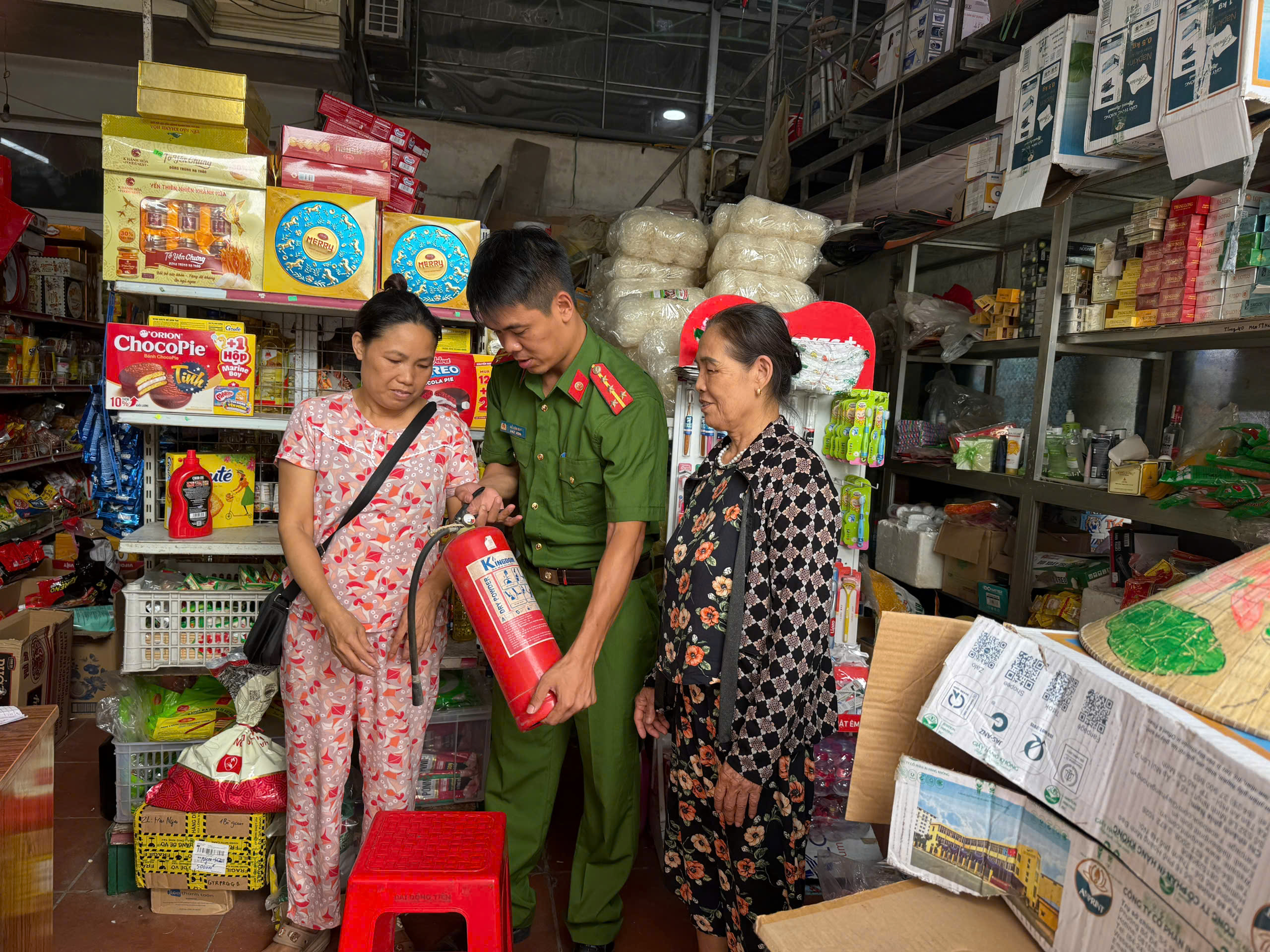 Công an xã Đại Đồng tăng cường tuyên truyền, hướng dẫn kỹ năng Phòng cháy chữa cháy và cứu nạn cứu hộ (PCCC và CNCH) đối với các hộ gia đình kết hợp nhà ở với sản xuất, kinh doanh.
