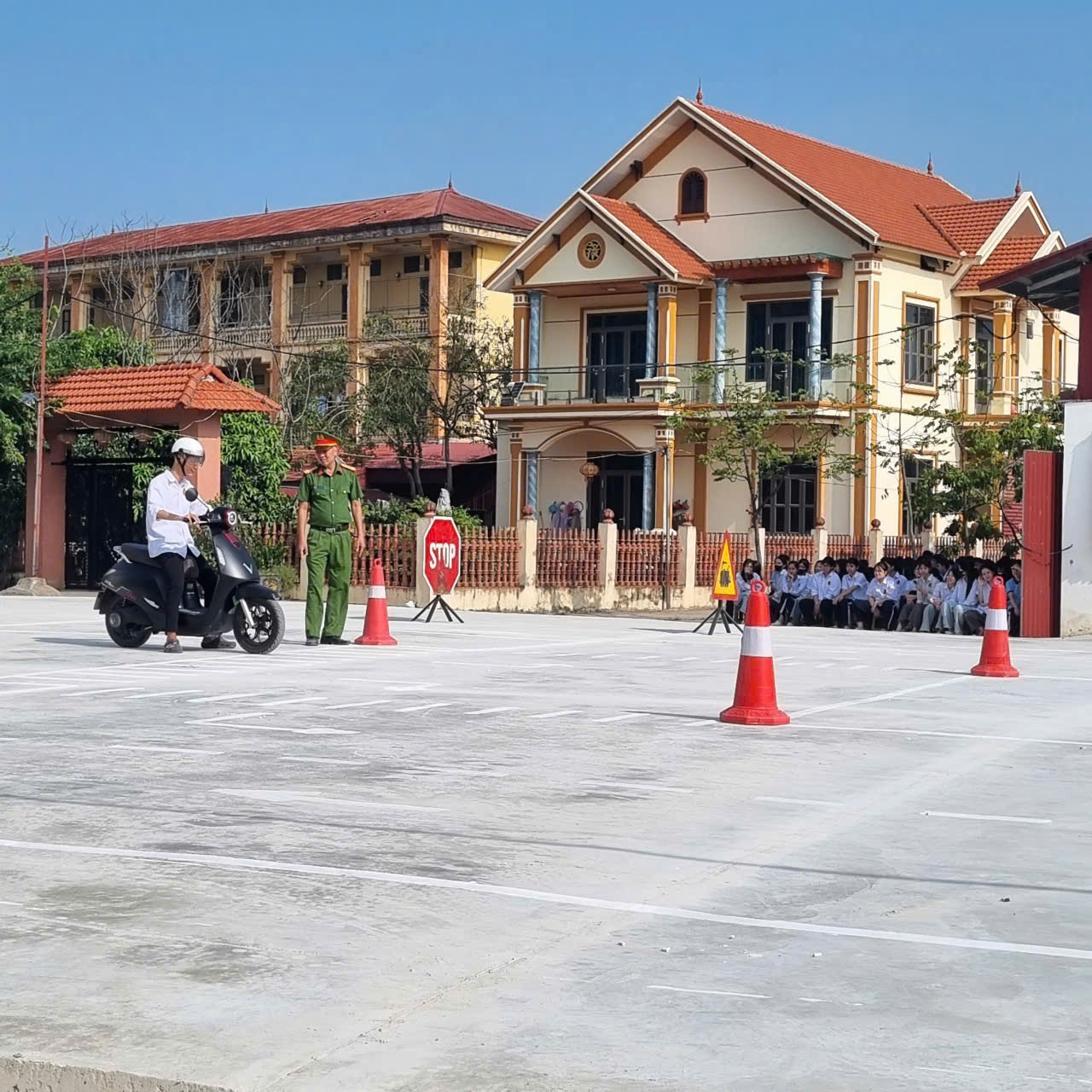 Công an xã Đại Đồng tổ chức tuyên truyền pháp luật về TTATGT và hướng dẫn kỹ năng lái xe gắn máy an toàn cho học sinh