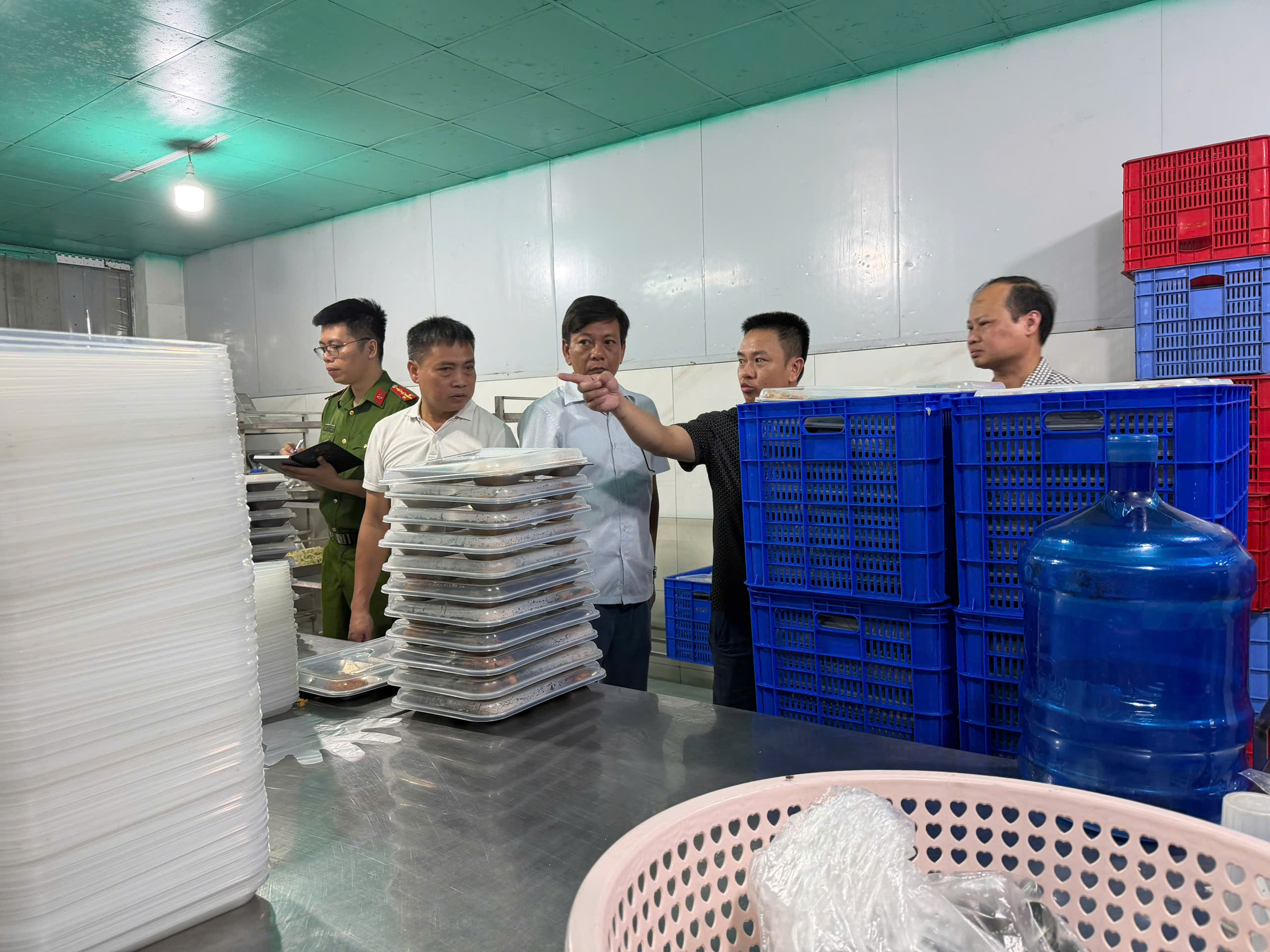 Công an xã Đại Đồng tăng cường phối hợp kiểm tra, siết chặt an toàn thực phẩm tại các đơn vị cung cấp suất ăn cho trường học trên địa bàn xã