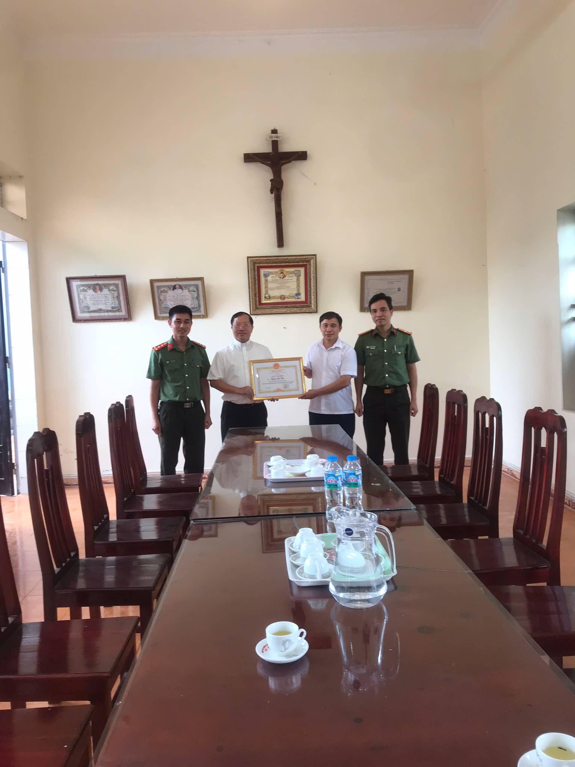 Công an xã Diên Hà gặp gỡ, động viên chức sắc tôn giáo nhân kỷ niệm 21 năm Ngày hội Toàn dân bảo vệ an ninh Tổ quốc