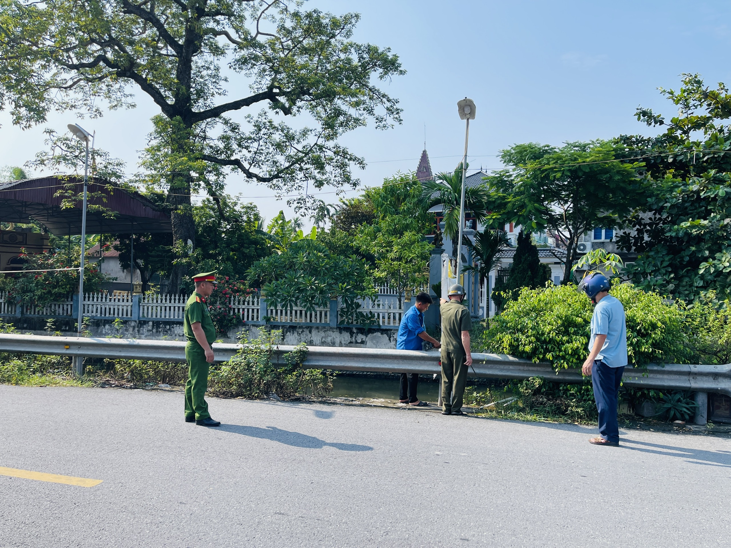 Công an xã Diên Hà ra quân giải tỏa hành lang an toàn giao thông, góp phần bảo đảm trật tự, an toàn giao thông