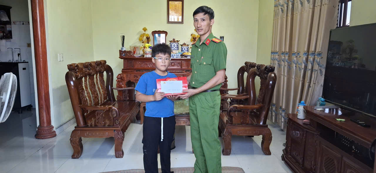 Công an xã Diên Hà trao quà Trung thu cho học sinh được nhận đỡ đầu trong mô hình “Đồng hành cùng em đến trường”