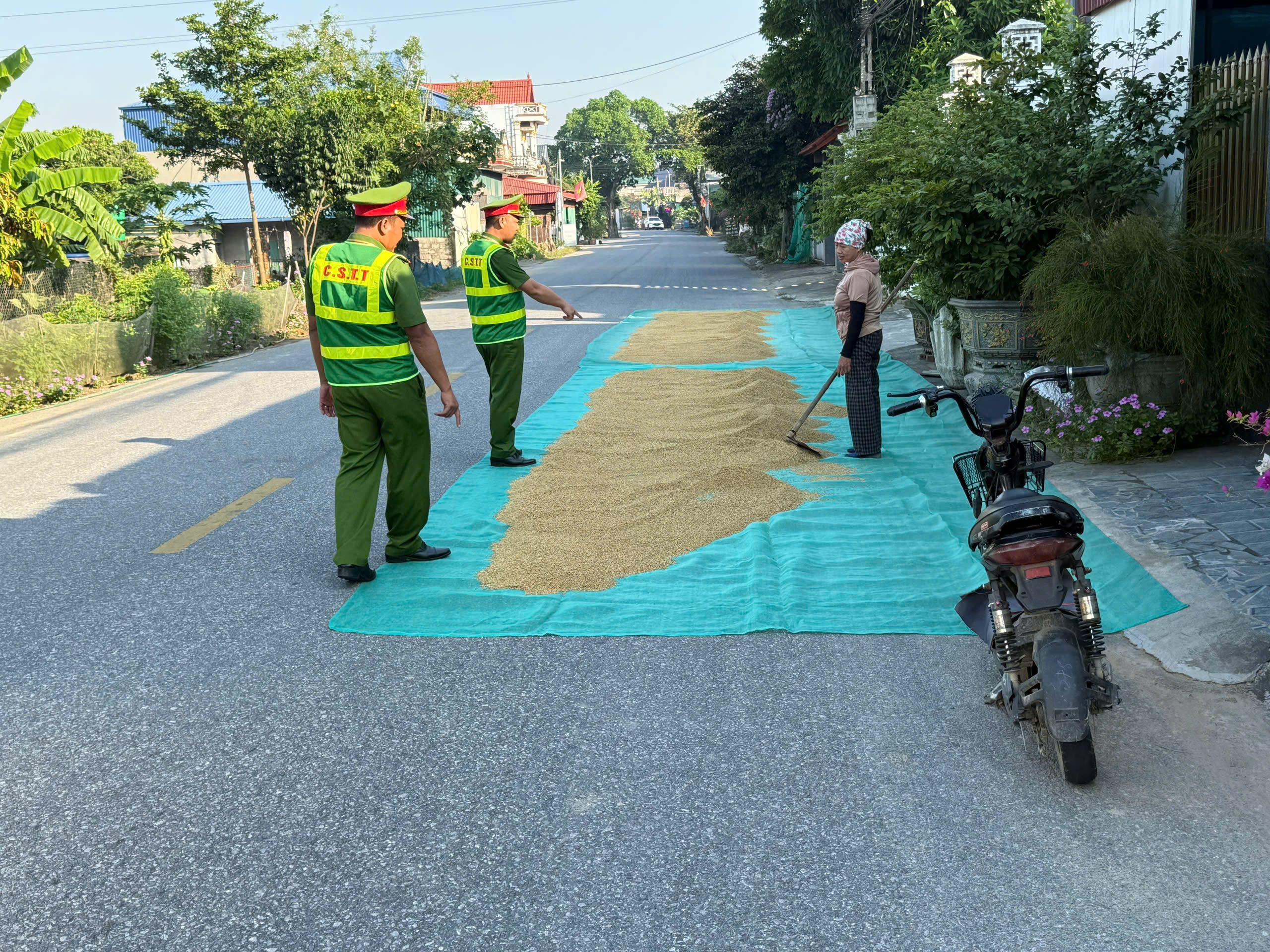 Công an xã Diên Hà tăng cường bảo đảm trật tự, an toàn giao thông trong đợt thu hoạch vụ lúa mùa năm 2026