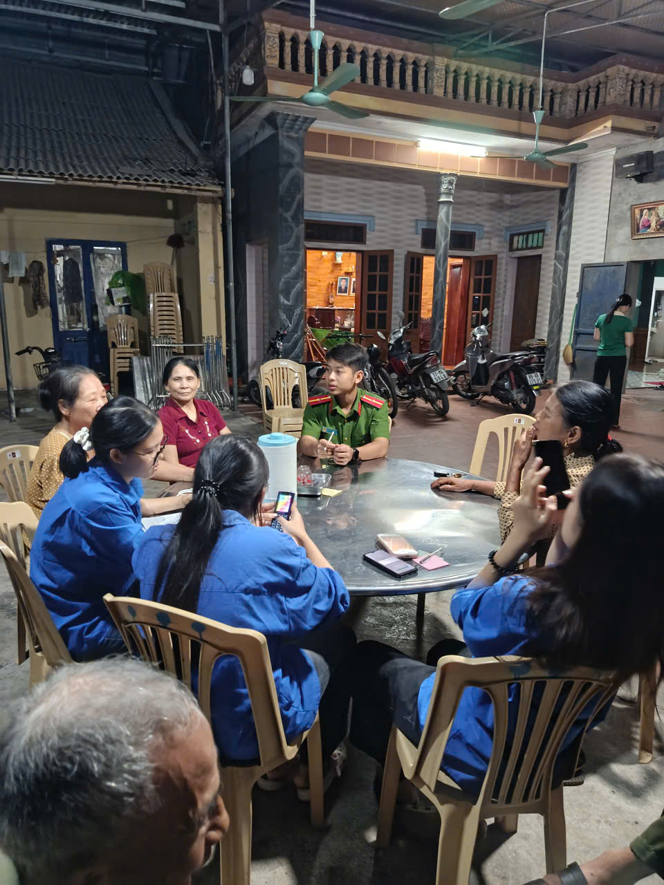 Công an xã Diên Hà phối hợp Đoàn Thanh niên tăng cường đi cơ sở, hỗ trợ người dân kích hoạt định danh điện tử, tích hợp tài khoản an sinh xã hội