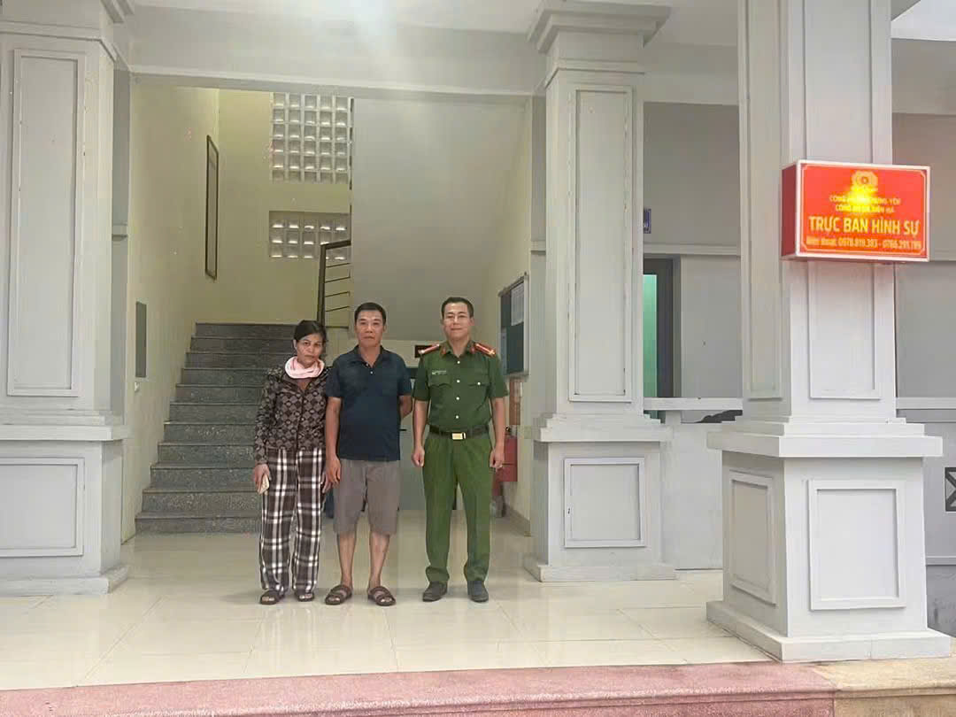 Công an xã Diên Hà hỗ trợ người dân nhận lại tiền do chuyển khoản nhầm