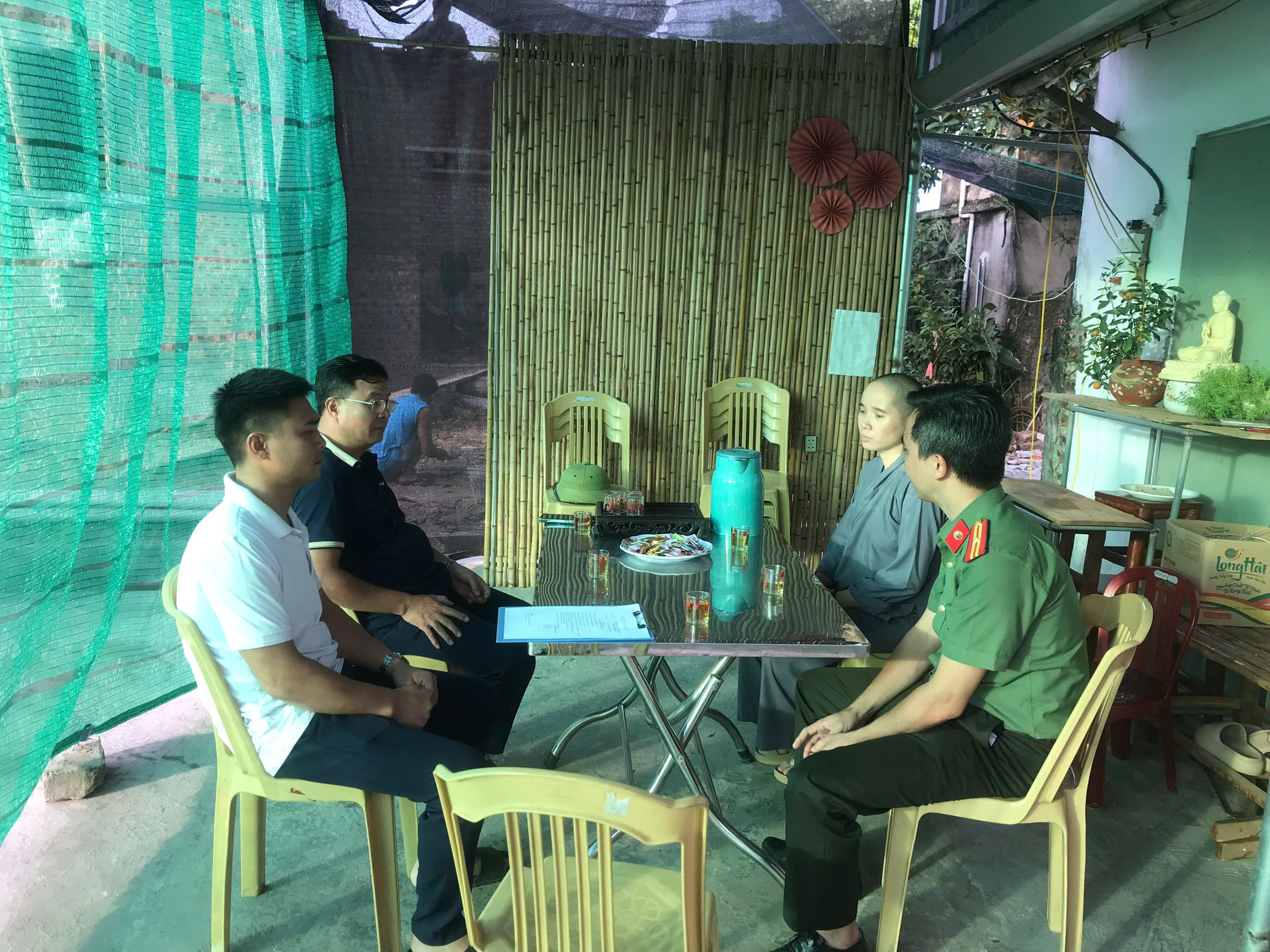 Công an xã phối hợp Ban công tác mặt trận thôn Trung Hà gặp gỡ, động viên trụ trì chùa Linh Phúc
