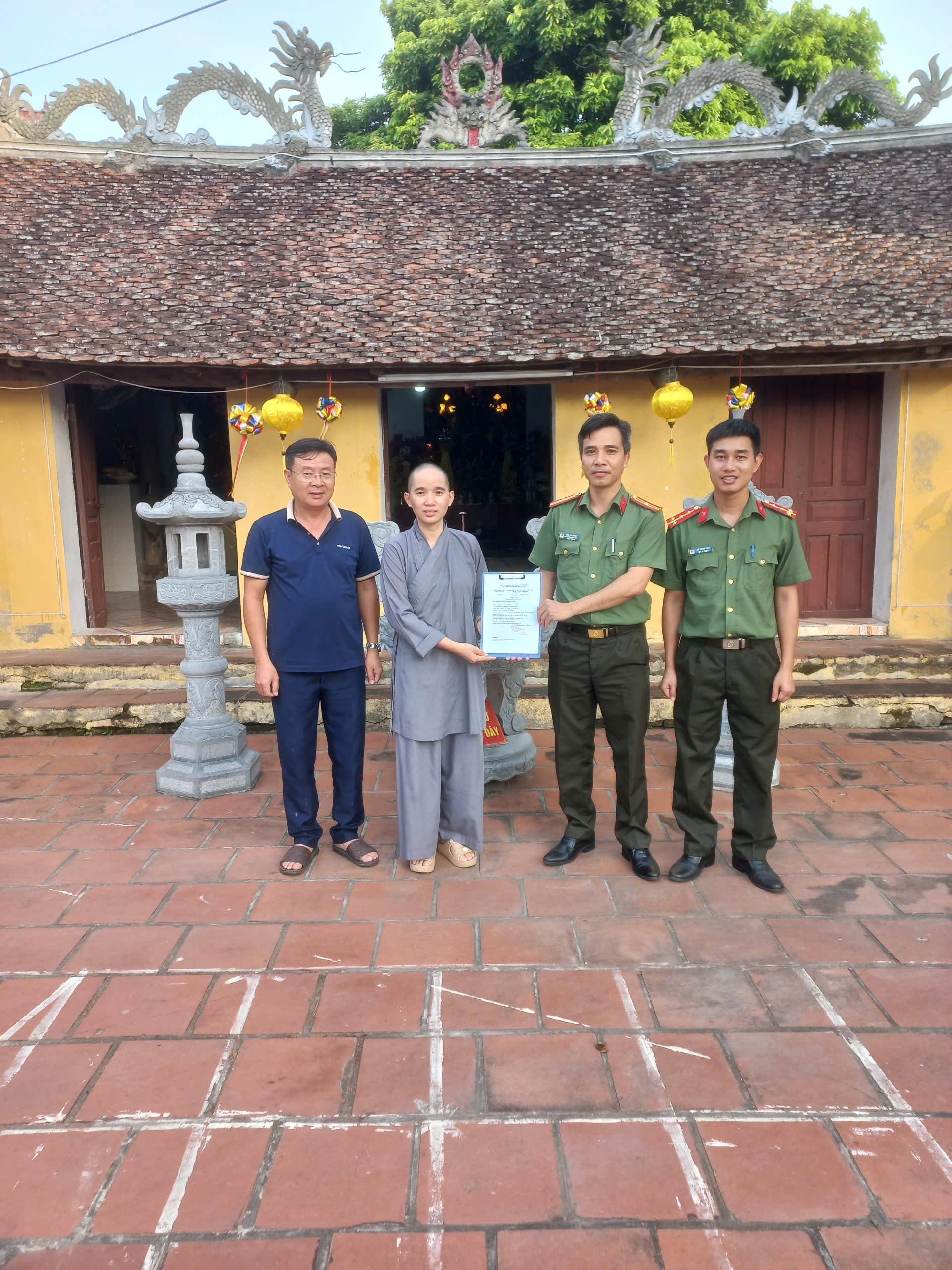 Công an xã Diên Hà trao thông báo kết quả giải quyết cư trú cho trụ trì chùa Linh Phúc