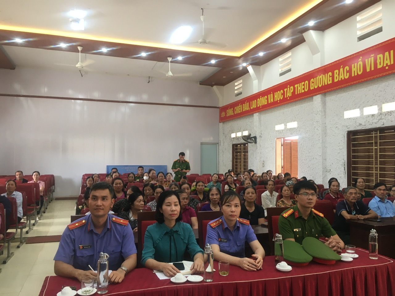 Công an xã Đoàn Đào phối hợp với Viện Kiểm sát nhân dân khu vực 1 và Hội Nông dân xã tổ chức Hội nghị tuyên truyền phổ biến giáo dục pháp luật cho nhân dân