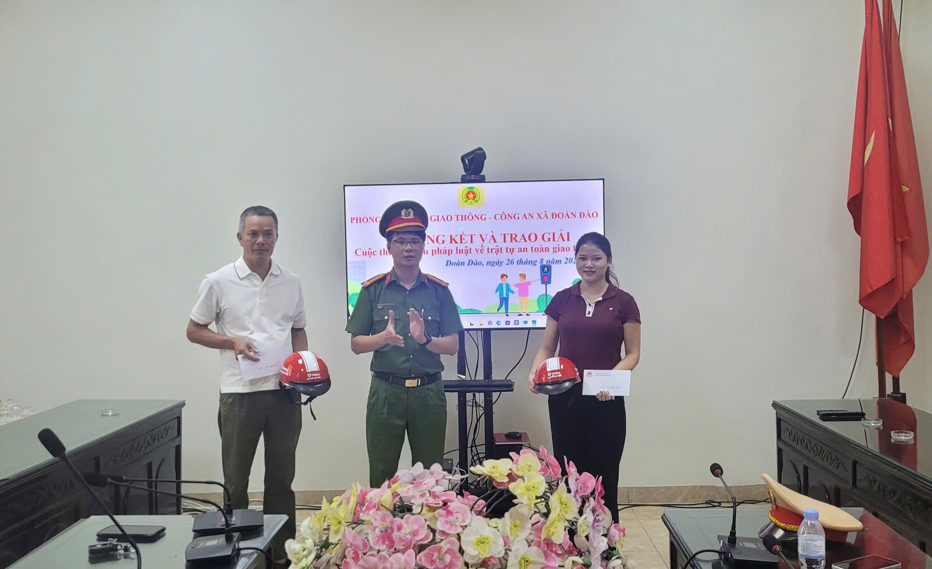 Công an xã Đoàn Đào phối hợp với Phòng Cảnh sát giao thông Công an tỉnh Hưng Yên  trao giải Cuộc thi “Tìm hiểu pháp luật về trật tự, an toàn giao thông