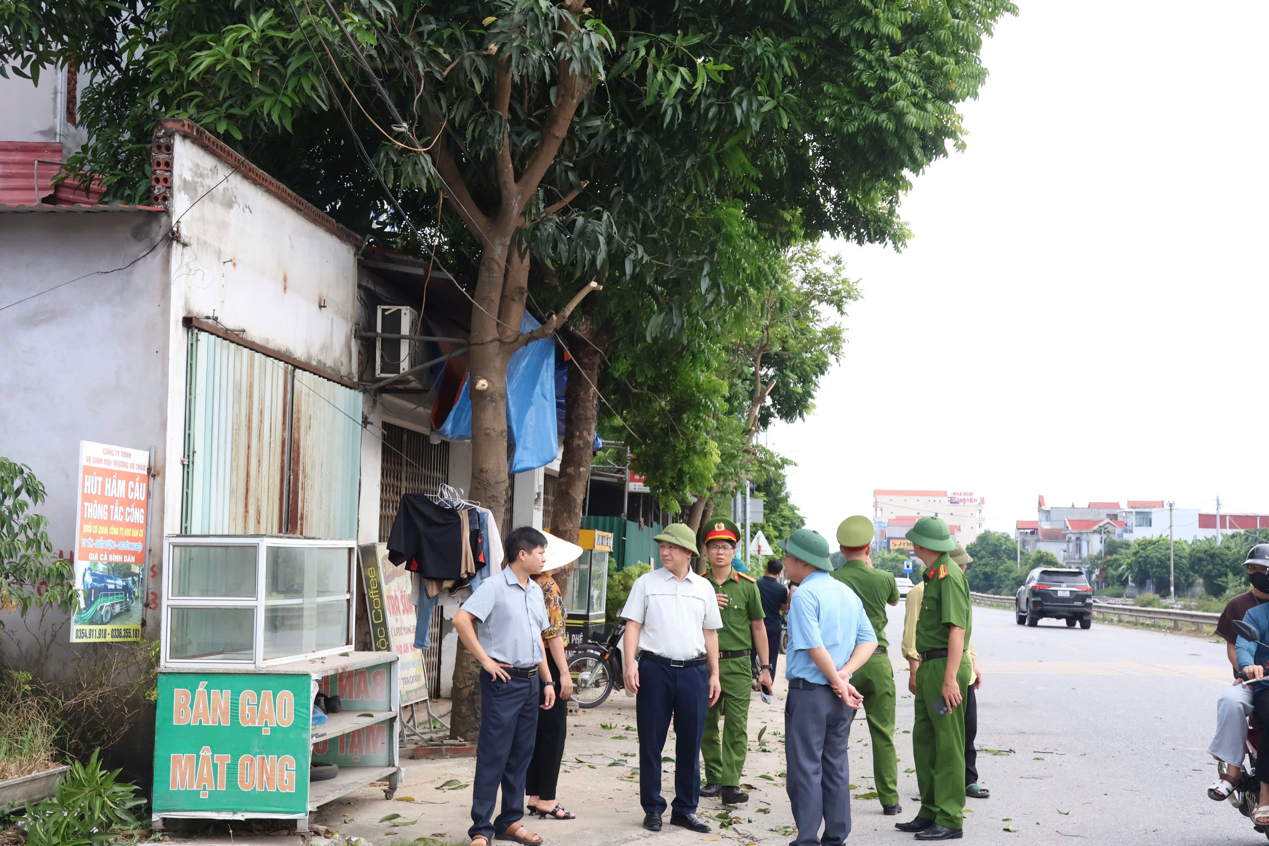 Công an xã Đoàn Đào phối hợp với Phòng kinh tế xã tham mưu UBND xã ra quân gia tăng cường  giải toả vi phạm hành lang an toàn giao thông, lập lại trật tự công cộng trên địa bàn xã.