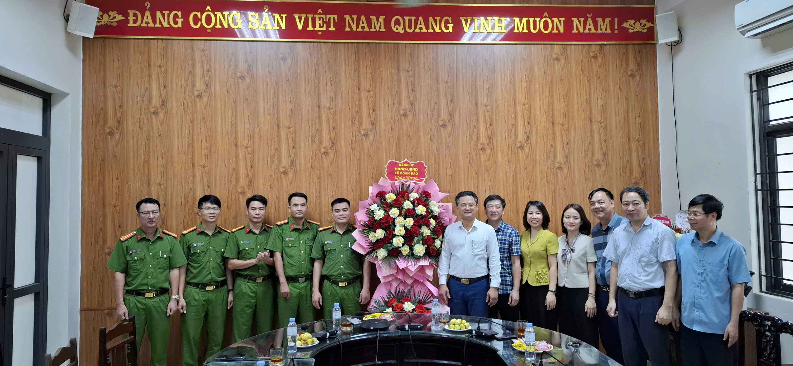 Thường trực Đảng ủy, HĐND, UBND xã cùng các cơ quan, đơn vị thăm, chúc mừng Công an xã Đoàn Đào nhân kỷ niệm 81 năm Ngày truyền thống Công an nhân dân Việt Nam