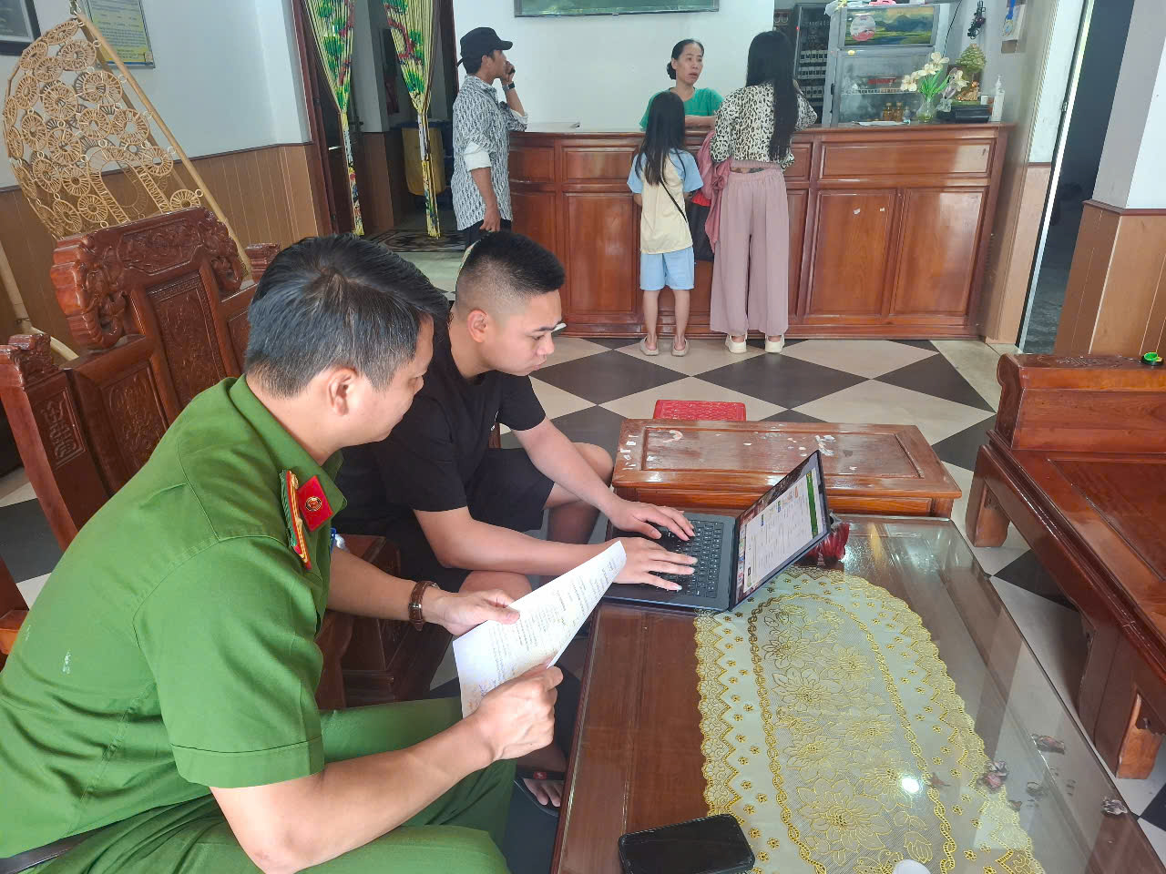 Công an xã Đồng Bằng tăng cường hướng dẫn việc thực hiện khai báo tạm trú cho người nước ngoài và thông báo lưu trú cho công dân Việt Nam trên hệ thống của Bộ Công an