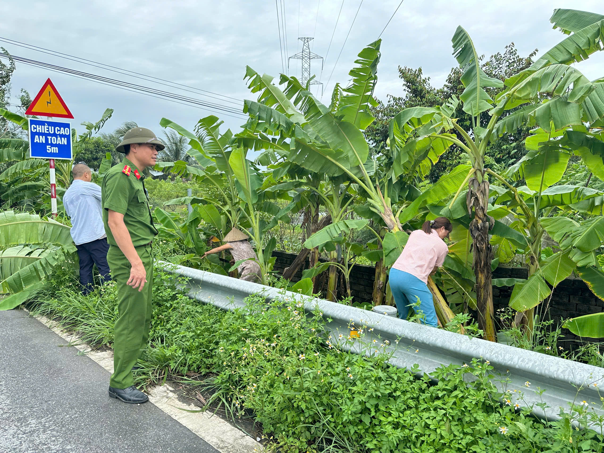 Công an xã Đồng Bằng chung tay cùng người dân phát quang cây cối, đảm bảo trật tự an toàn giao thông trên địa bàn