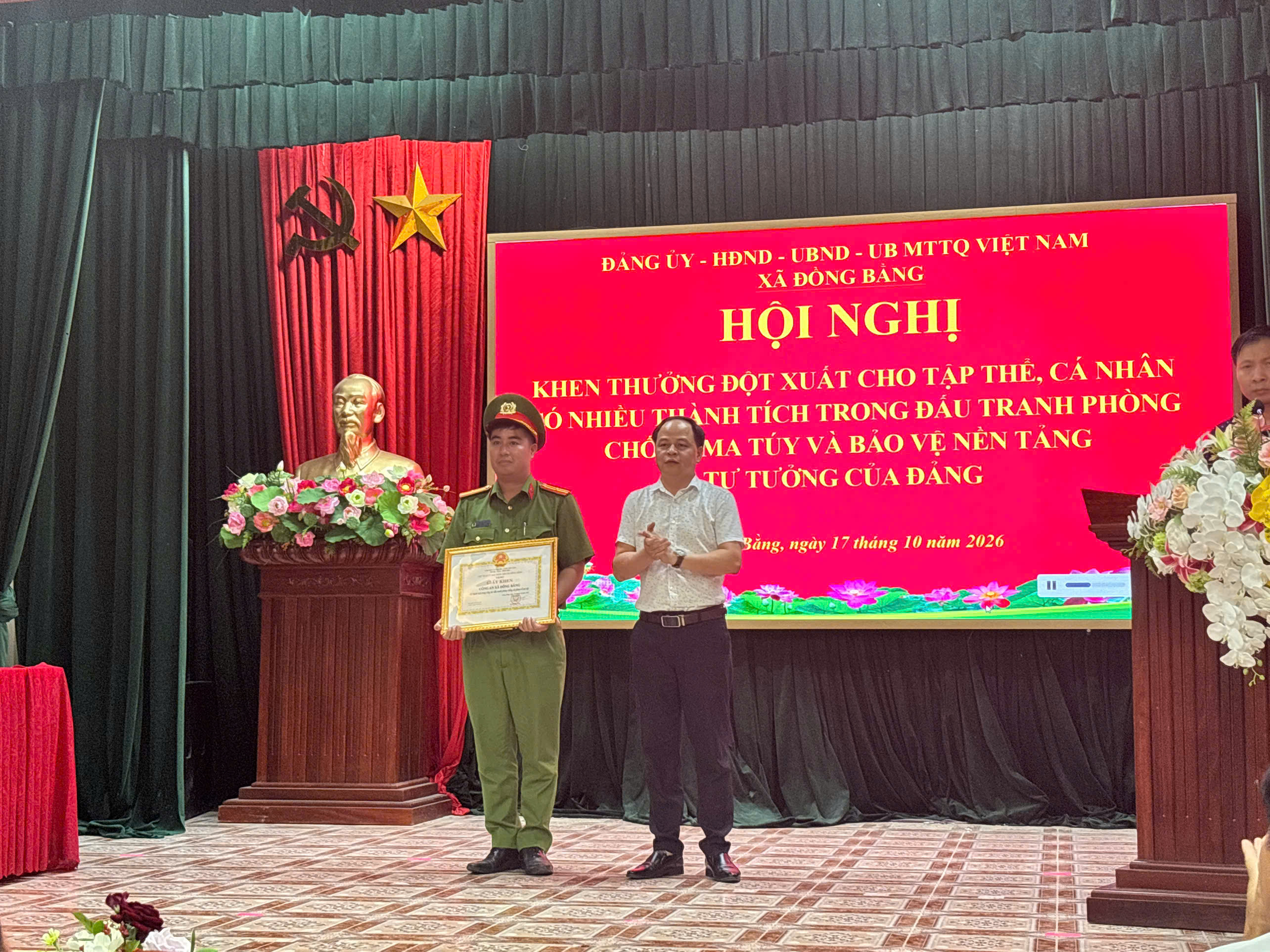 Đảng ủy, Ủy ban nhân dân xã khen thưởng Công an xã Đồng Bằng vì có thành tích xuất sắc trong công tác đấu tranh phòng, chống tội phạm về ma túy và bảo vệ nền tảng tư tưởng của Đảng.