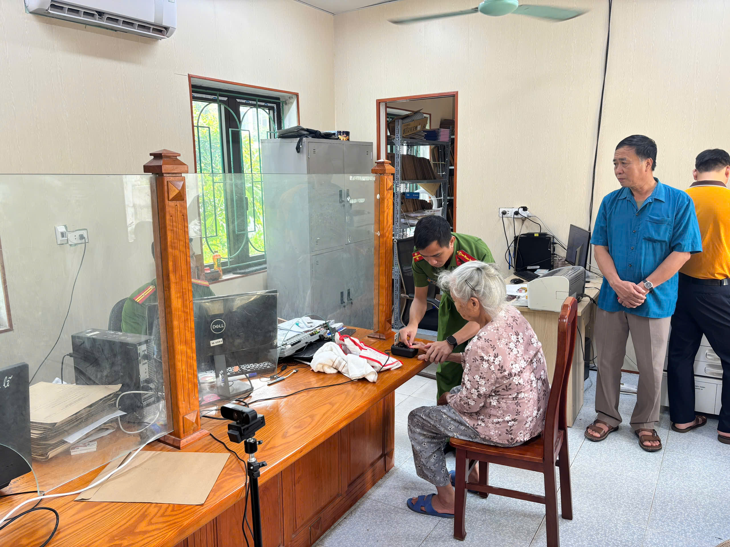 Công an xã Đồng Bằng tích cực thực hiện cao điểm thu thập, kích hoạt tài khoản định danh điện tử cho người dân