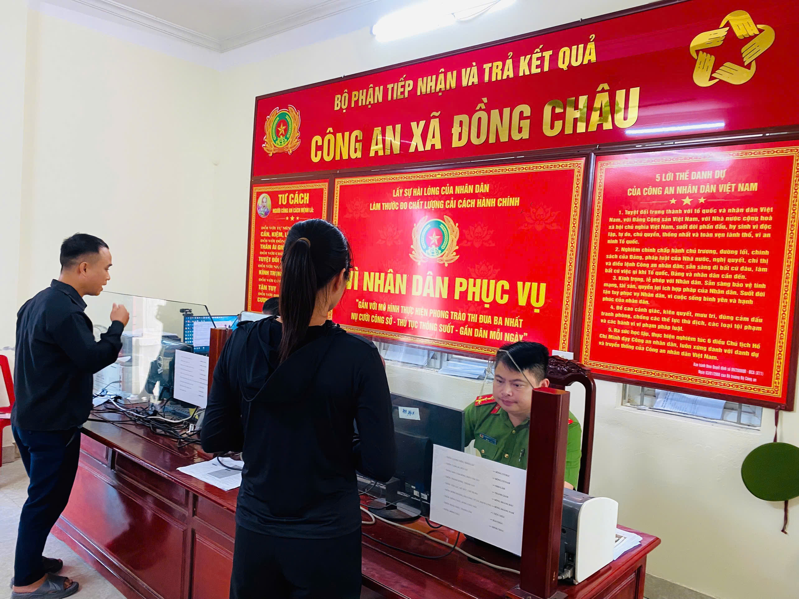 Công an xã Đồng Châu tích cực thực hiện phong trào thi đua 3 nhất: “Kỷ luật nhất – Trung thành nhất – Gần dân nhất” gắn với Mô hình: “ Nụ cười công sở - Thủ tục thông suốt – Gần dân mỗi ngày”