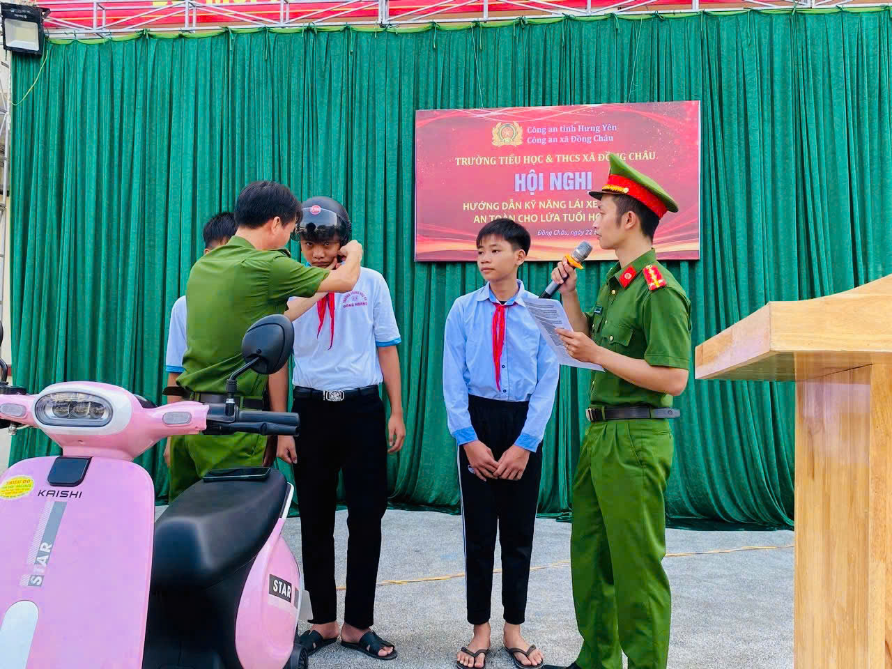Công an xã Đồng Châu tuyên truyền, hướng dẫn kỹ năng lái xe an toàn cho học sinh