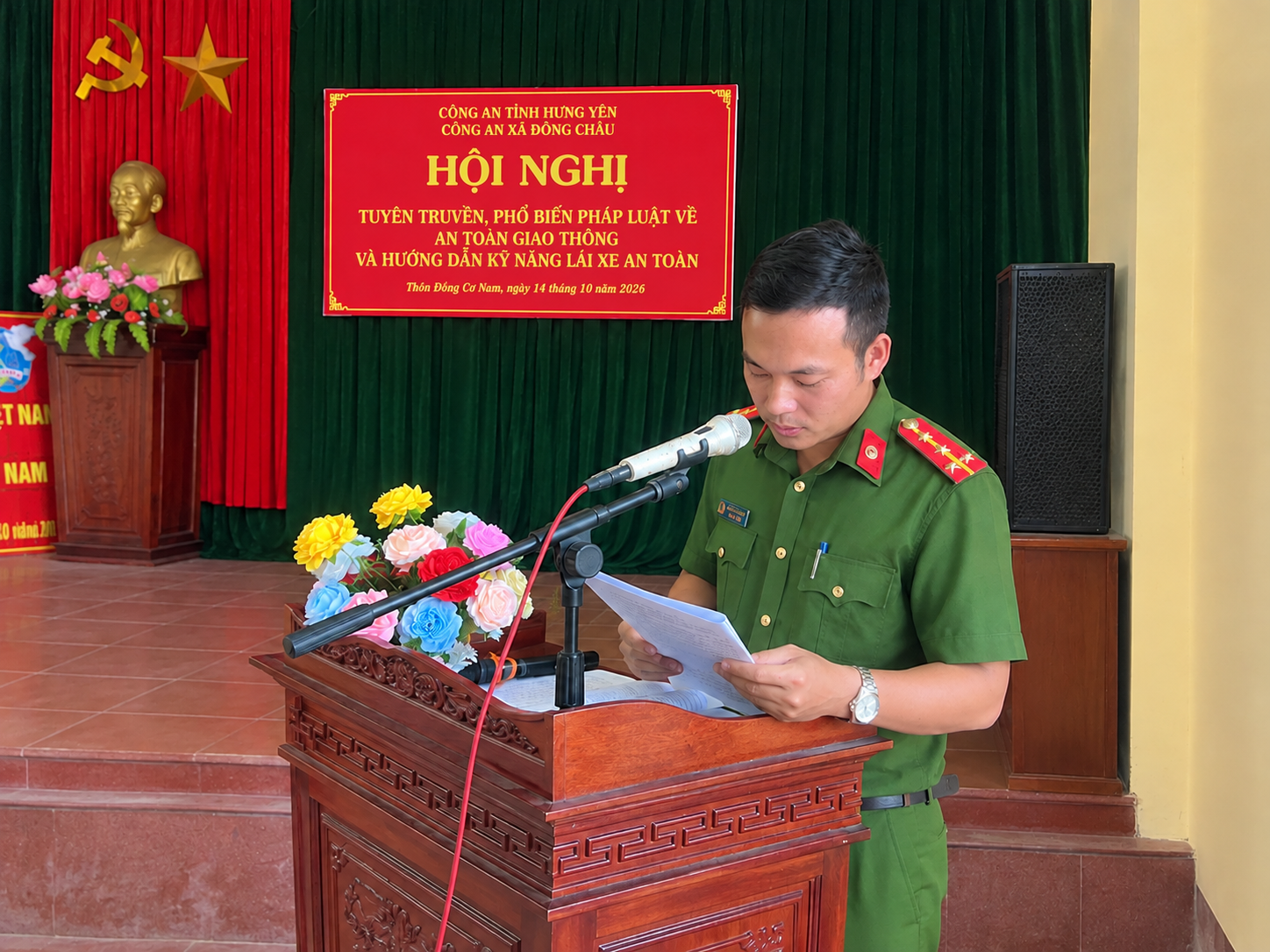 Công an xã Đồng Châu tổ chức tuyên truyền pháp luật về bảo đảm trật tự, an toàn giao thông và hướng dẫn kỹ năng lái xe an toàn tại thôn Đông Cơ Nam