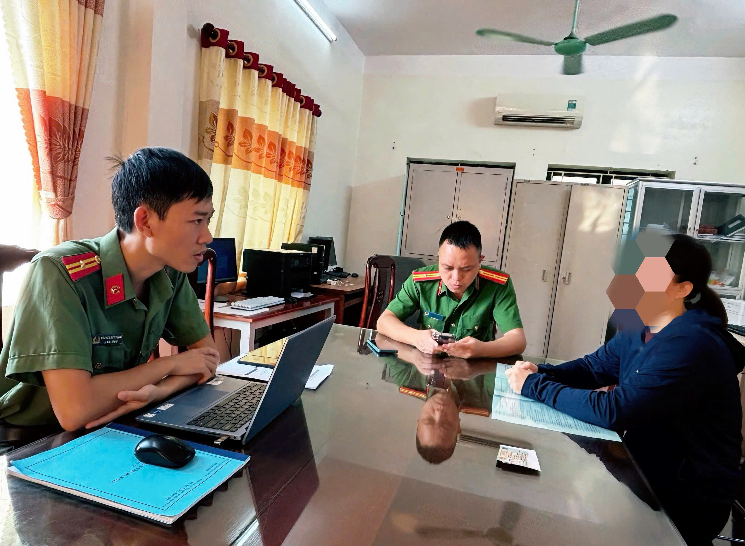 Công an xã Đông Hưng: Phát hiện, xử phạt vi phạm hành chính 15.000.000 đồng đối với công dân “Làm ra, phát tán thông tin sai sự thật, chưa được kiểm chứng làm ảnh hưởng đến quyền, lợi ích hợp pháp của tổ chức, cá nhân và môi trường thông tin trên không gian mạng