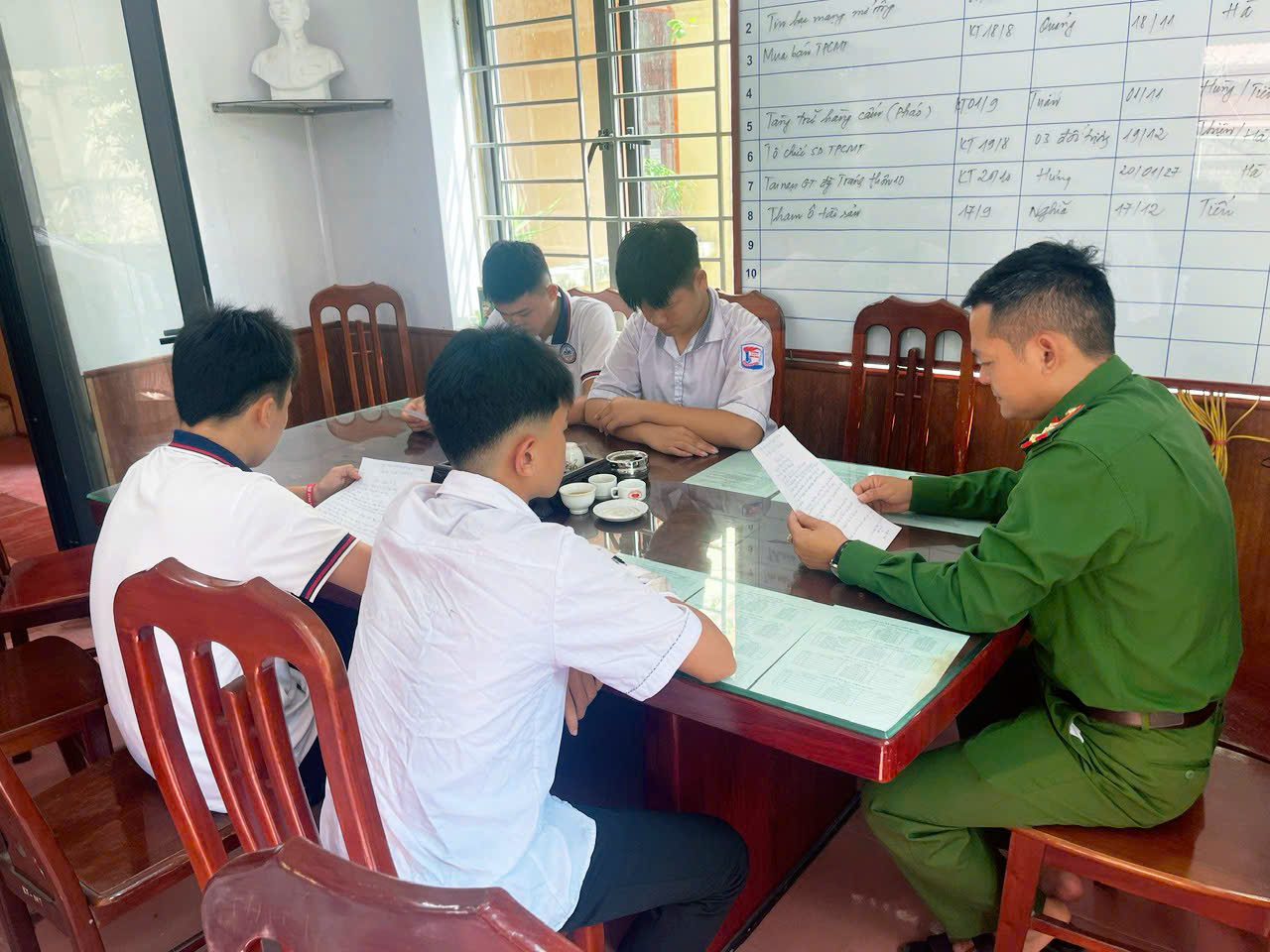 Công an xã Đông Hưng kịp thời ngăn chặn nguy cơ nhóm học sinh tụ tập đánh nhau trước cổng trường học