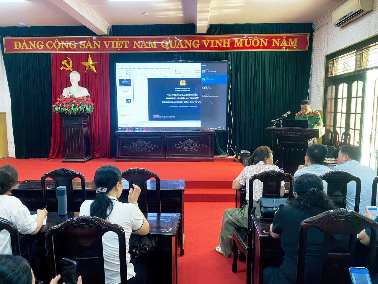 Công an xã Đông Hưng tổ chức tuyên truyền kỹ năng số và  khai thác hiệu quả các tiện ích trên ứng dụng định danh điện tử VNeID trên địa bàn xã