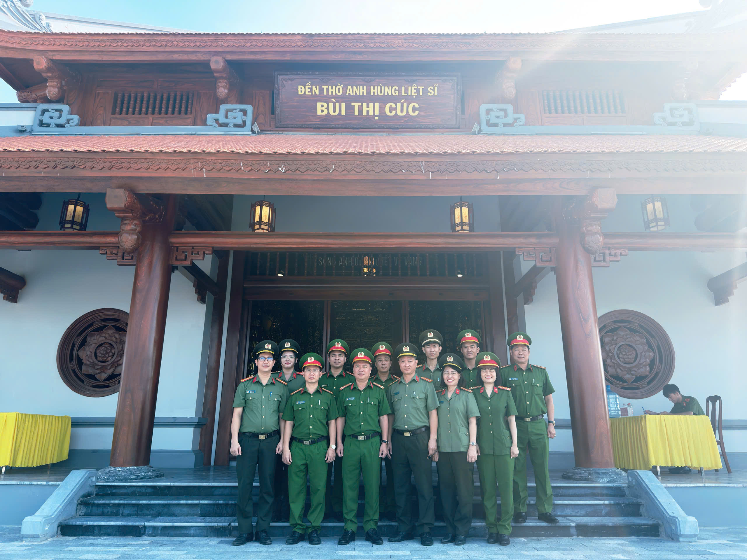 Công an xã Đông Hưng dâng hương và sinh hoạt chính trị tại Khu lưu niệm anh hùng Liệt sĩ Công an nhân dân Bùi Thị Cúc