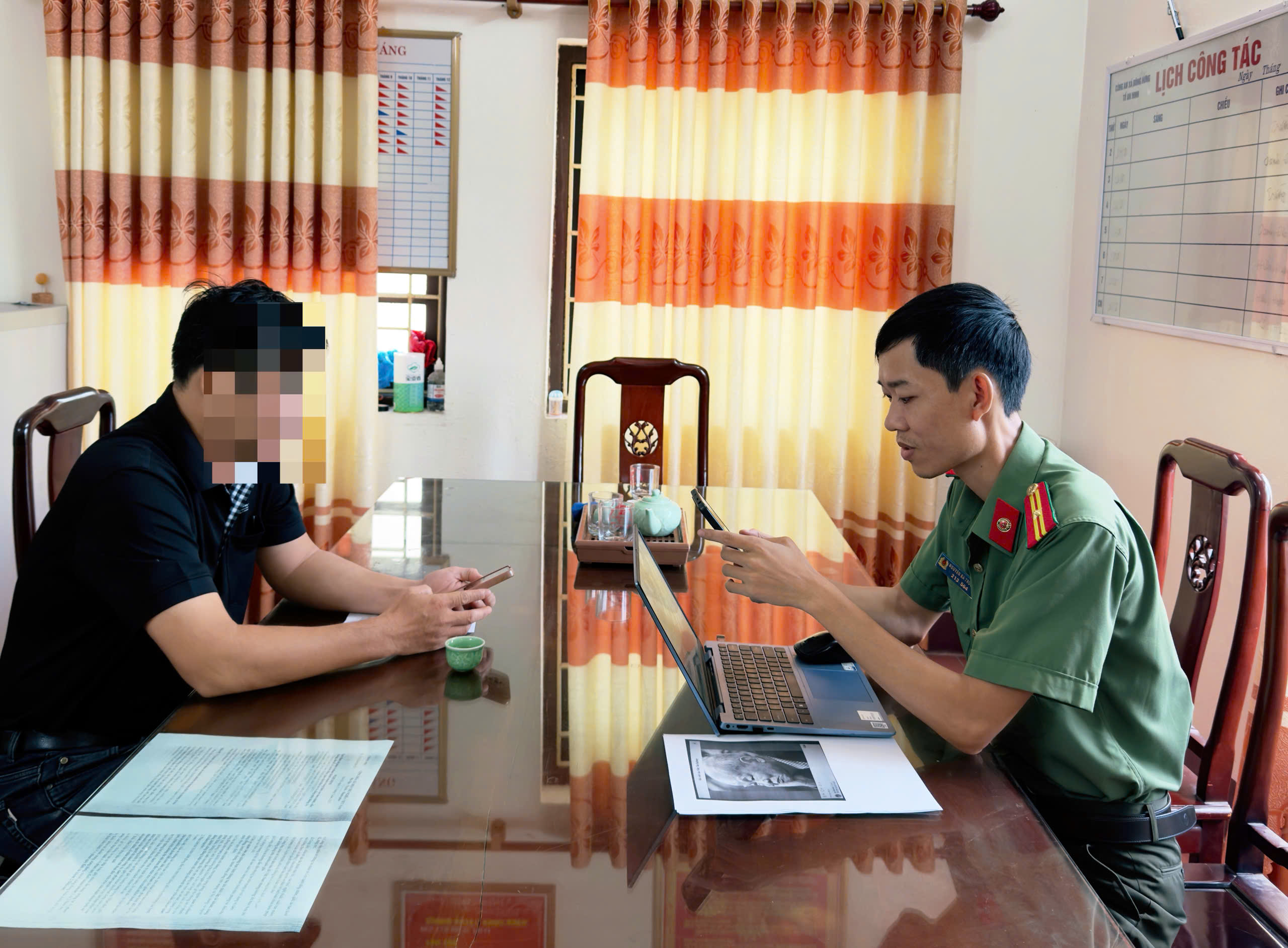 Công an xã Đông Hưng làm việc với các công dân có hành vi tương tác, bình luận tiêu cực trên hệ thống trang, kênh phản động