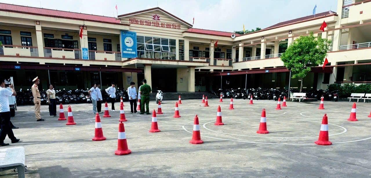 Công an xã Đông Hưng phối hợp với Trạm CSGT Cầu Nghìn, Phòng Cảnh sát giao thông Công an tỉnh tổ chức tuyên truyền pháp luật về trật tự ATGT và hướng dẫn kỹ năng lái xe an toàn cho 1.286 giáo viên, học sinh Trung tâm GDNN - GDTX Đông Hưng