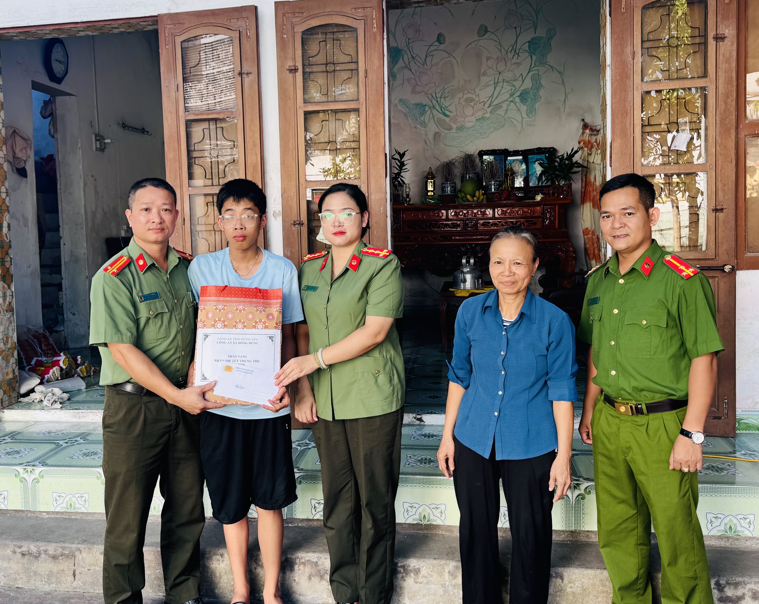 Ấm áp nghĩa tình Chương trình “Mẹ đỡ đầu” của Hội Phụ nữ, Đoàn thanh niên Công an xã Đông Hưng nhân dịp Tết Trung thu năm 2026