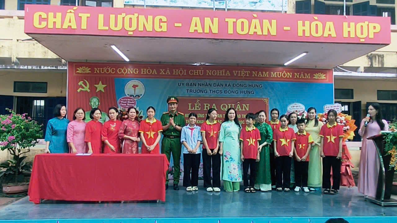 Công an xã Đông Hưng tăng cường tuyên truyền pháp luật cho các em học sinh trong ngày đầu năm học mới 2026 – 2027