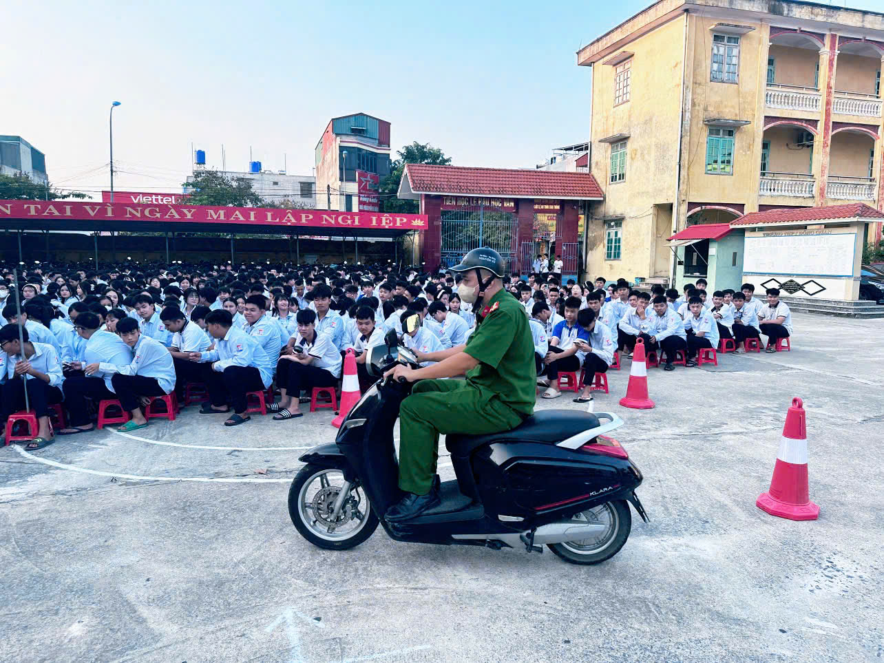 Công an xã Đông Hưng phối hợp tổ chức tuyên truyền pháp luật về trật tự an toàn giao thông và hướng dẫn kỹ năng lái xe an toàn tại Trường THPT Đông Quan