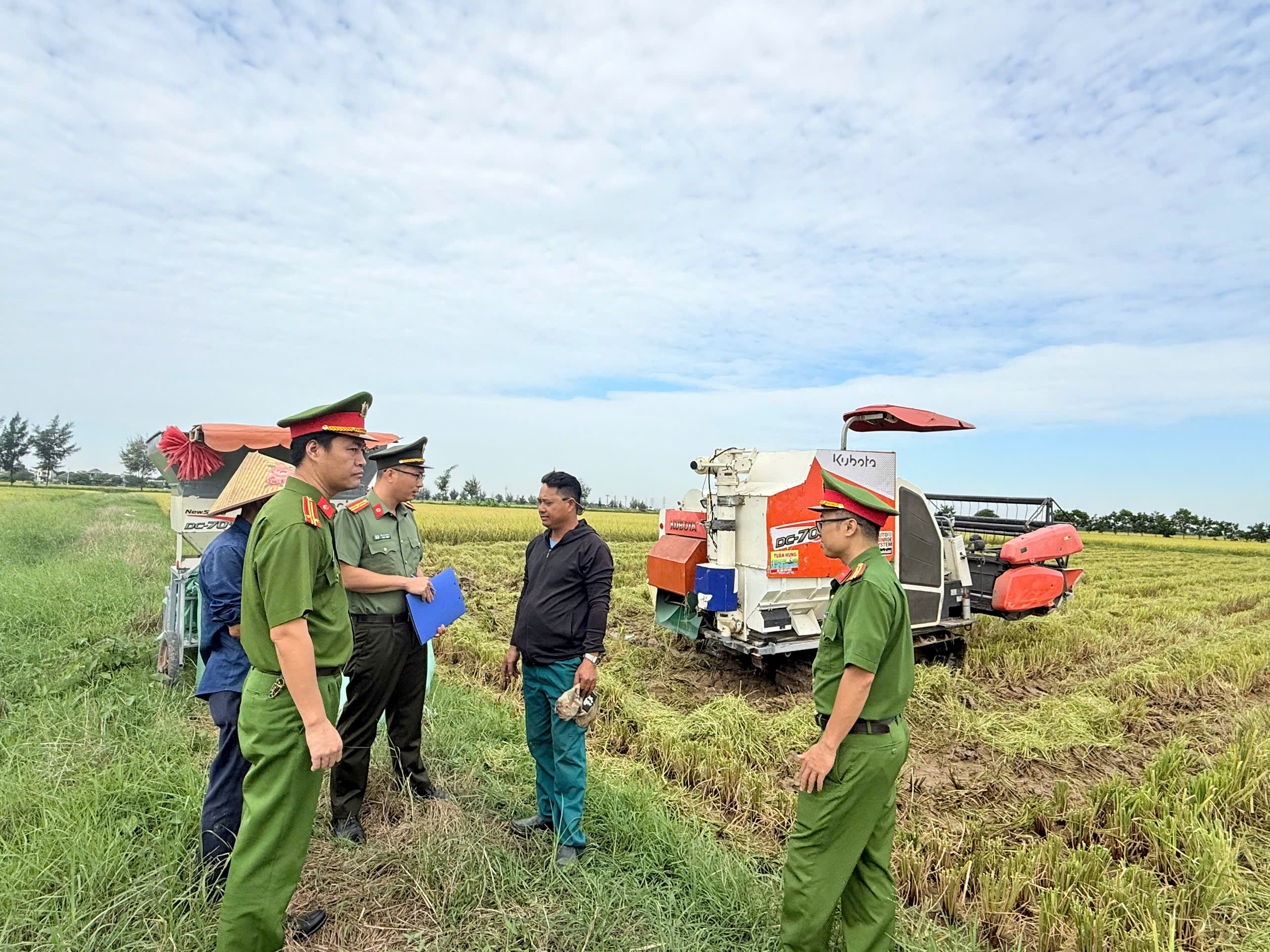 Công an xã Đông Quan tổ chức ký cam kết với các chủ máy gặt: Đảm bảo an ninh trật tự, an toàn giao thông và bình ổn giá dịch vụ vụ lúa mùa năm 2026