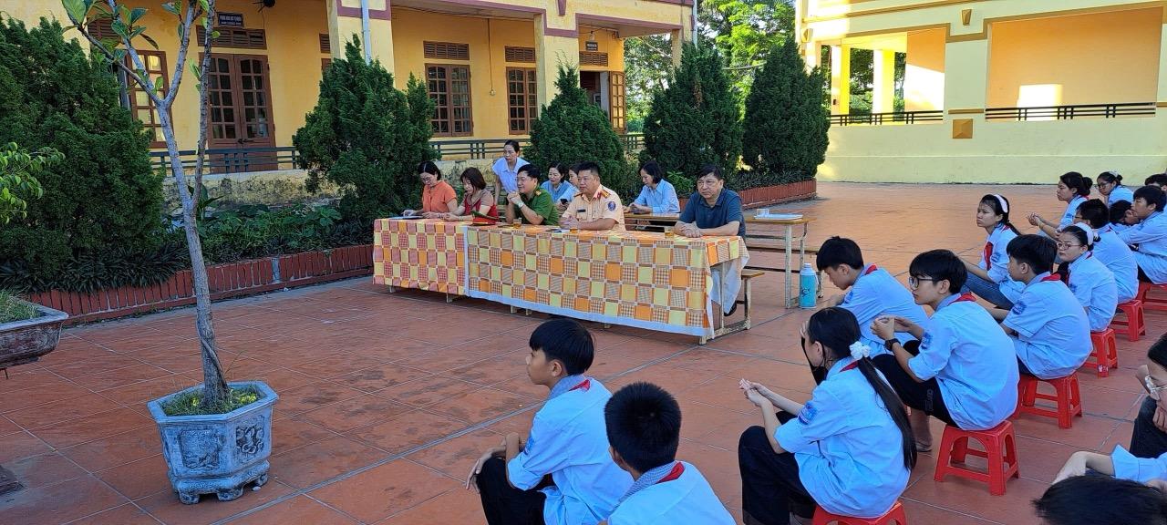 Công an xã Đông Quan phối hợp Trạm CSGT Cầu Nghìn - Phòng Cảnh sát giao thông tuyên truyền, hướng dẫn kỹ năng lái xe an toàn cho học sinh
