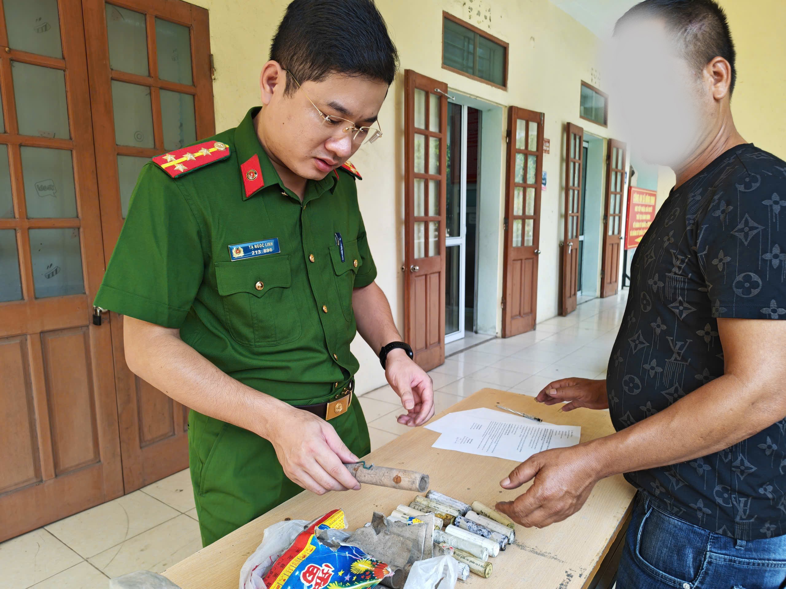 Công an xã Đông Quan vận động người dân tự nguyện giao nộp pháo tự chế và các chế phẩm từ pháo.