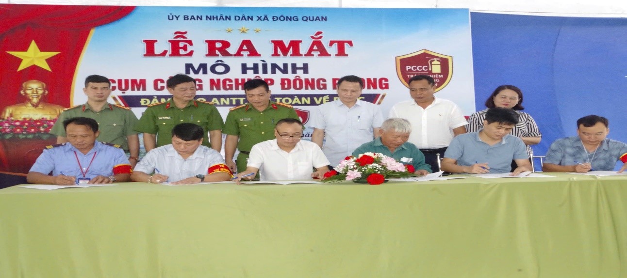 Công an xã Đông Quan tham mưu Đảng uỷ, UBND xã thành lập và tổ chức ra mắt, ký giao ước thi đua mô hình “Cụm Công nghiệp Đông Phong đảm bảo an ninh trật tự, an toàn về phòng cháy chữa cháy”