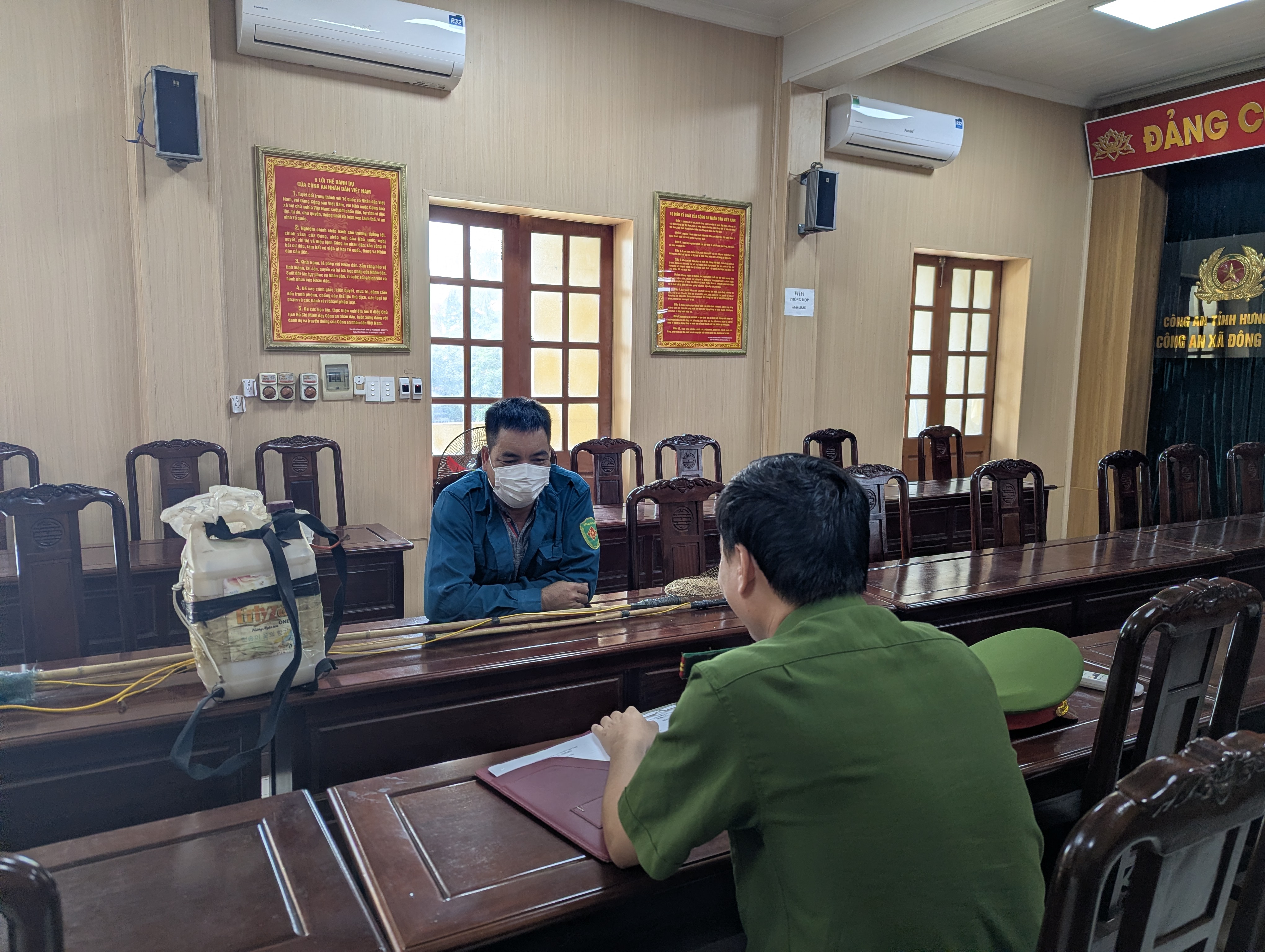 Công an xã Đông Quan vận động tuyên truyền người dân tự nguyện giao nộp dụng cụ kích điện đánh bắt cá