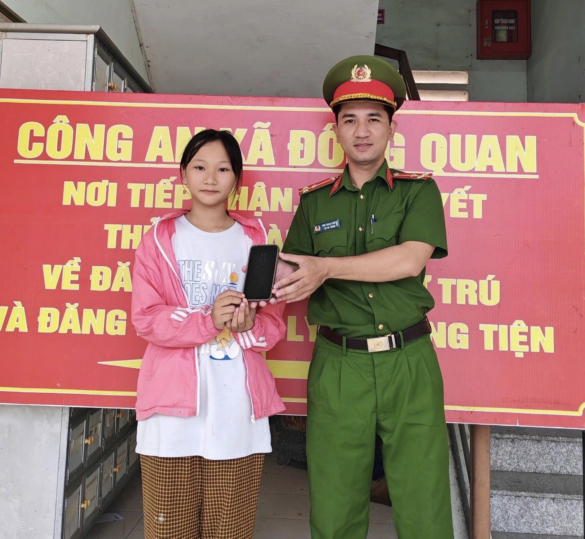 Công an xã Đông Quan tiếp nhận, xác minh và hỗ trợ trao trả tài sản bị đánh rơi – Lan toả hành động đẹp trong cộng đồng
