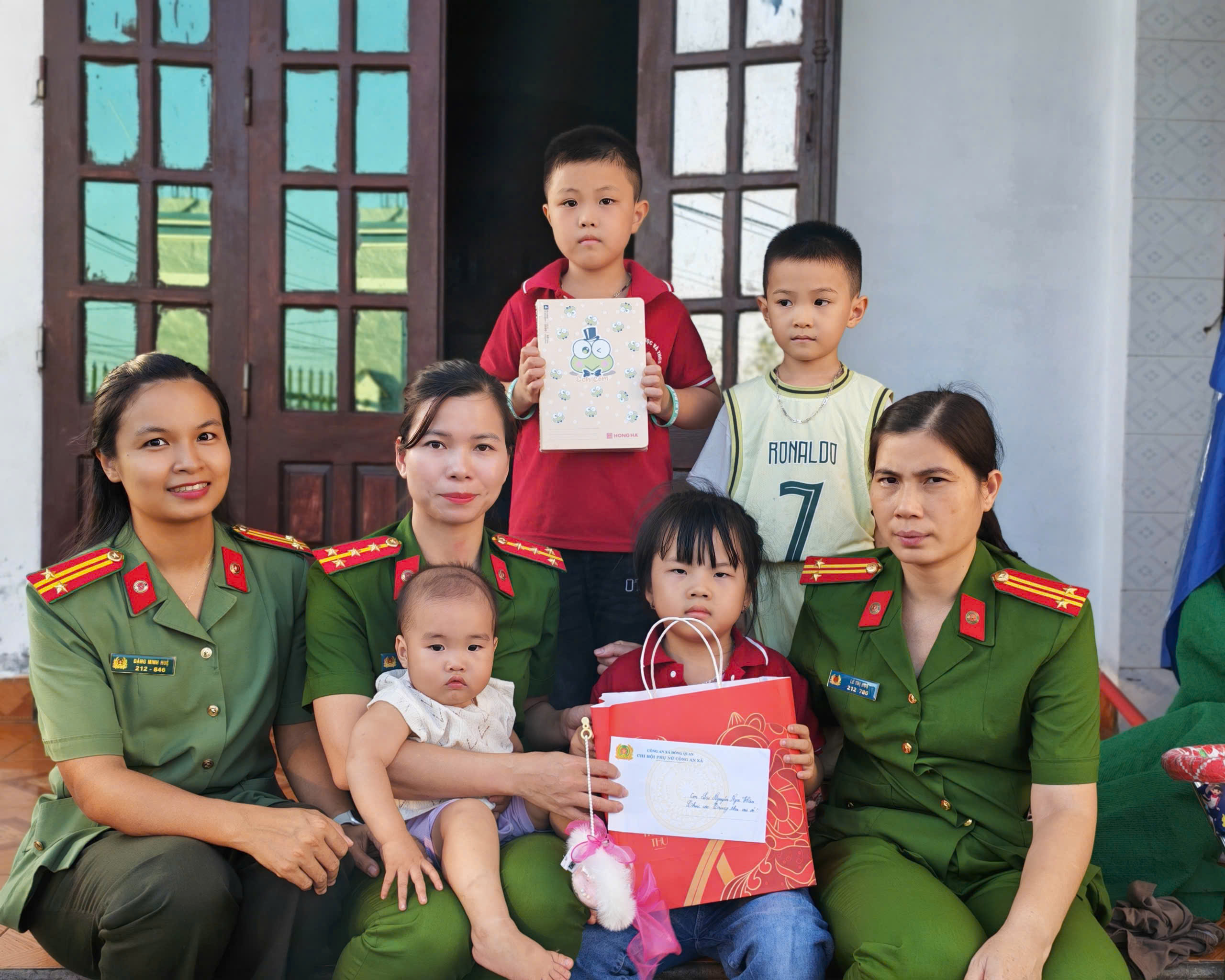 Chi hội phụ nữ Công an xã Đông Quan thắp sáng mùa trăng cho những mầm non đặc biệt